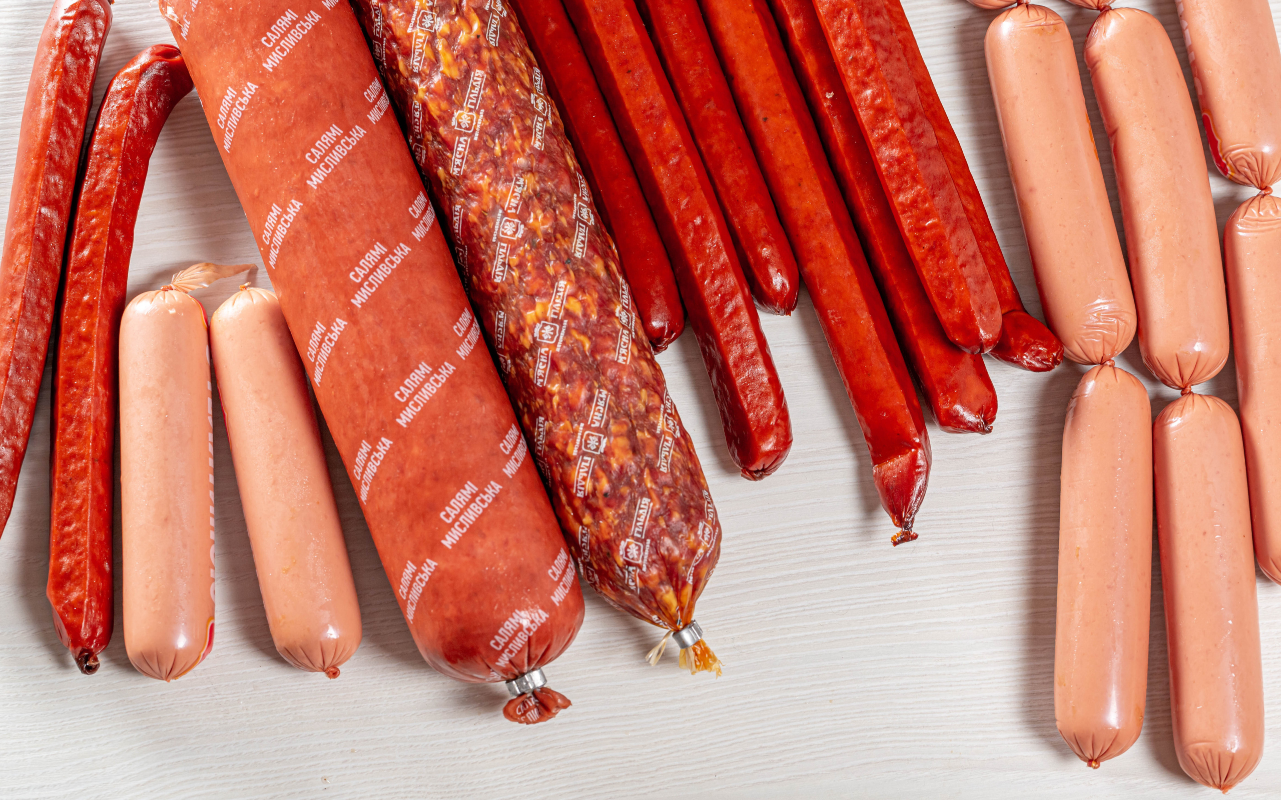 Разные виды колбасных изделий на столе 