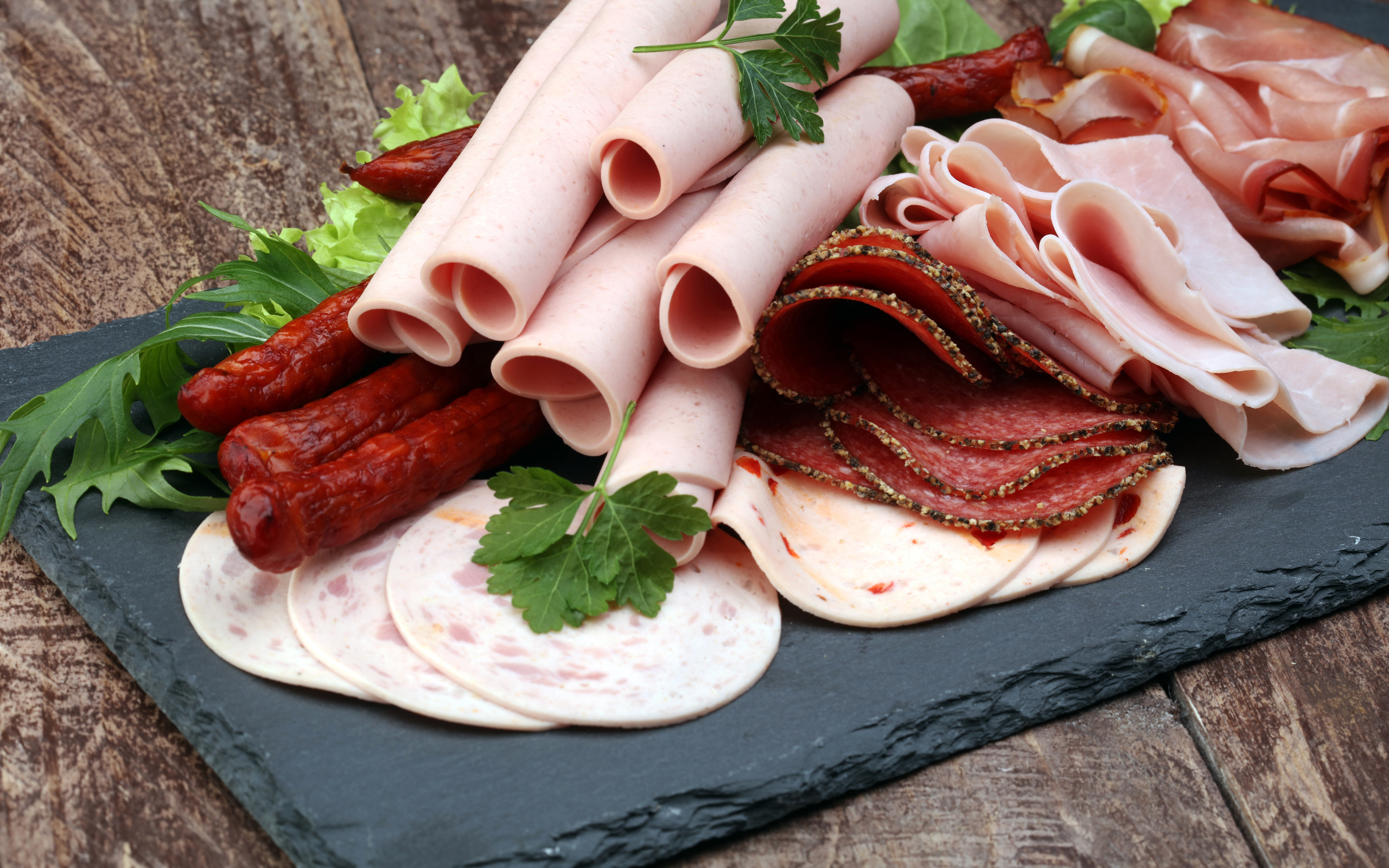 Колбасные продукты на столе 