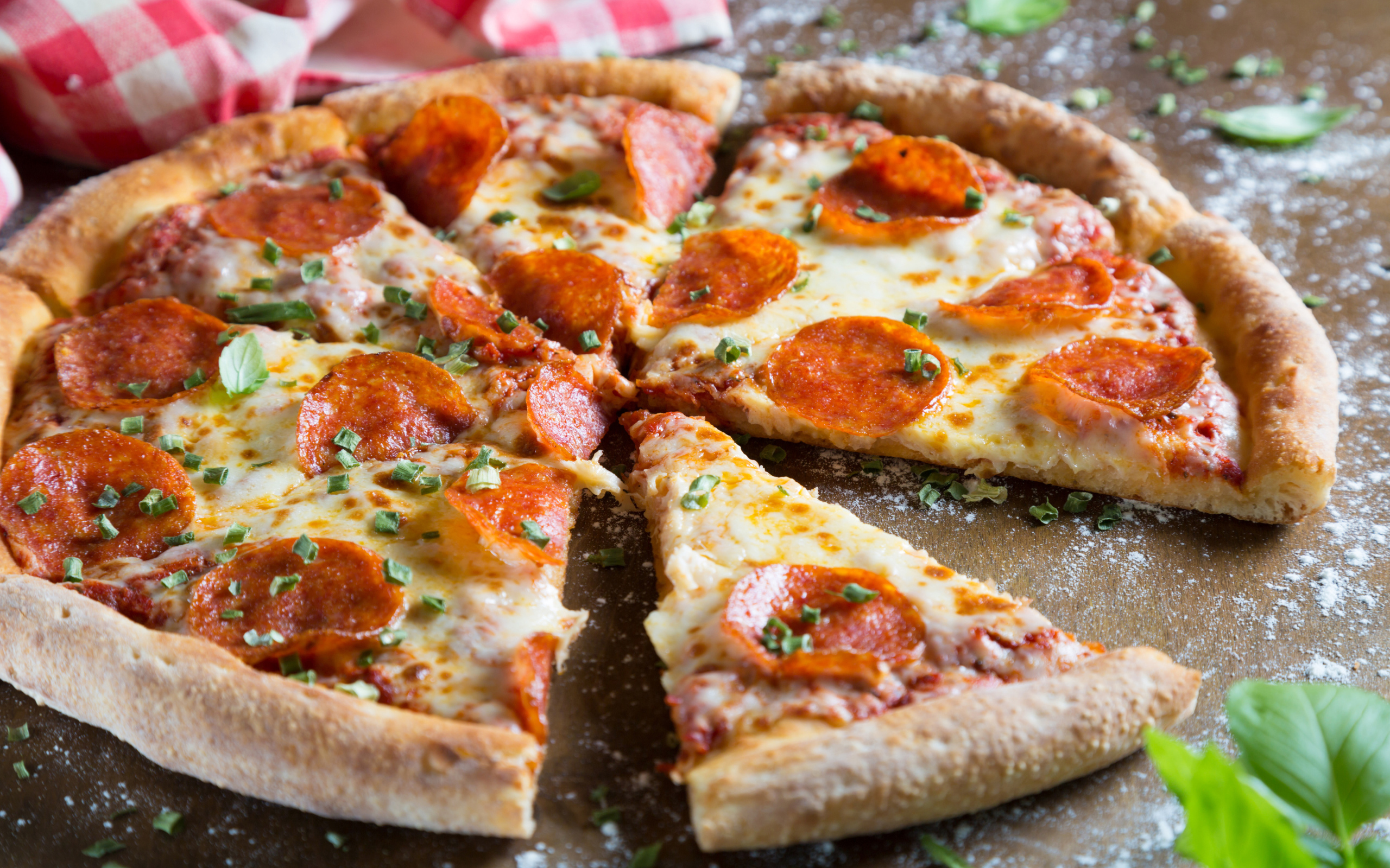 Аппетитная пицца с кусочками колбасы и сыром