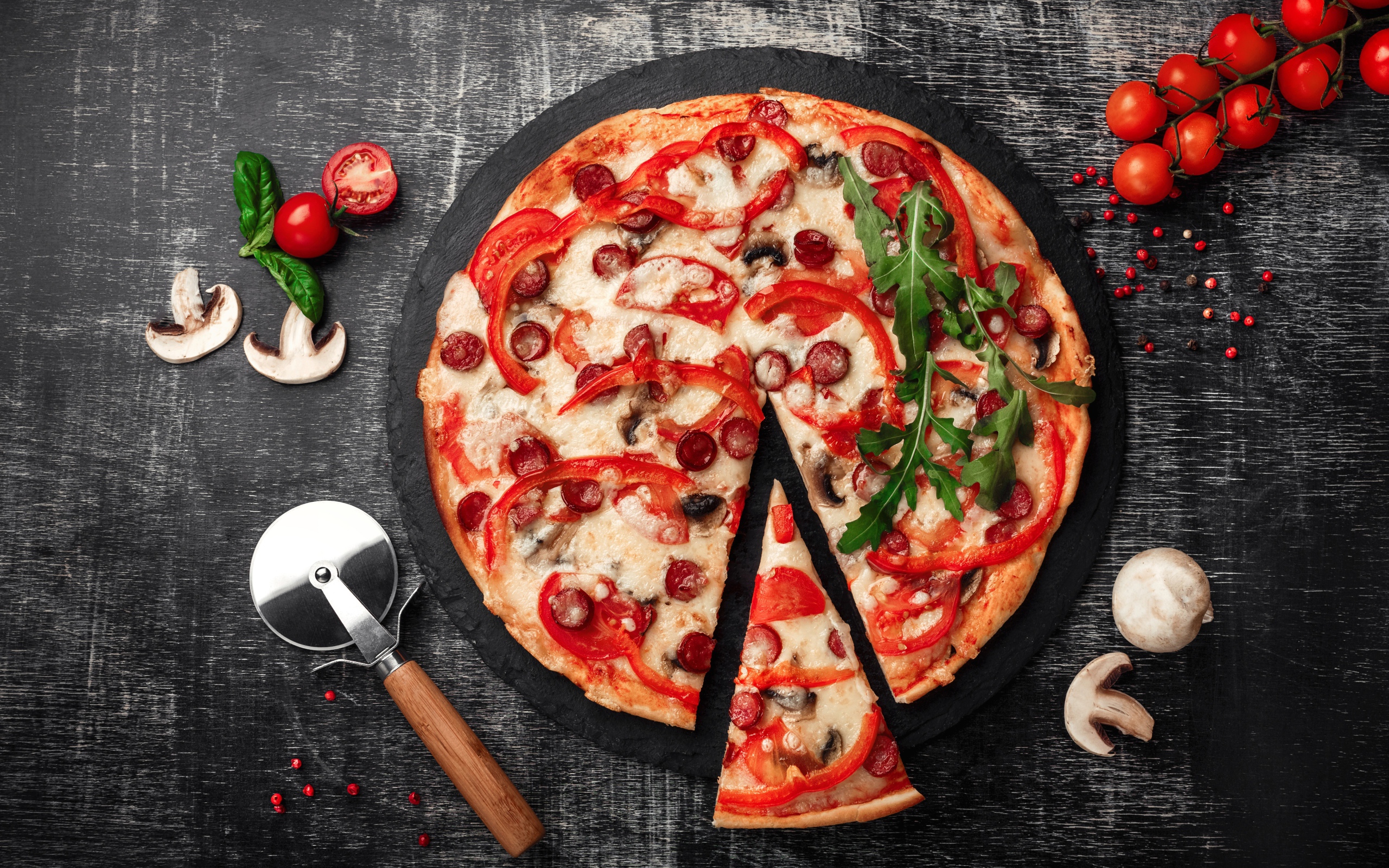 Пицца с болгарским перцем, колбасками и сыром