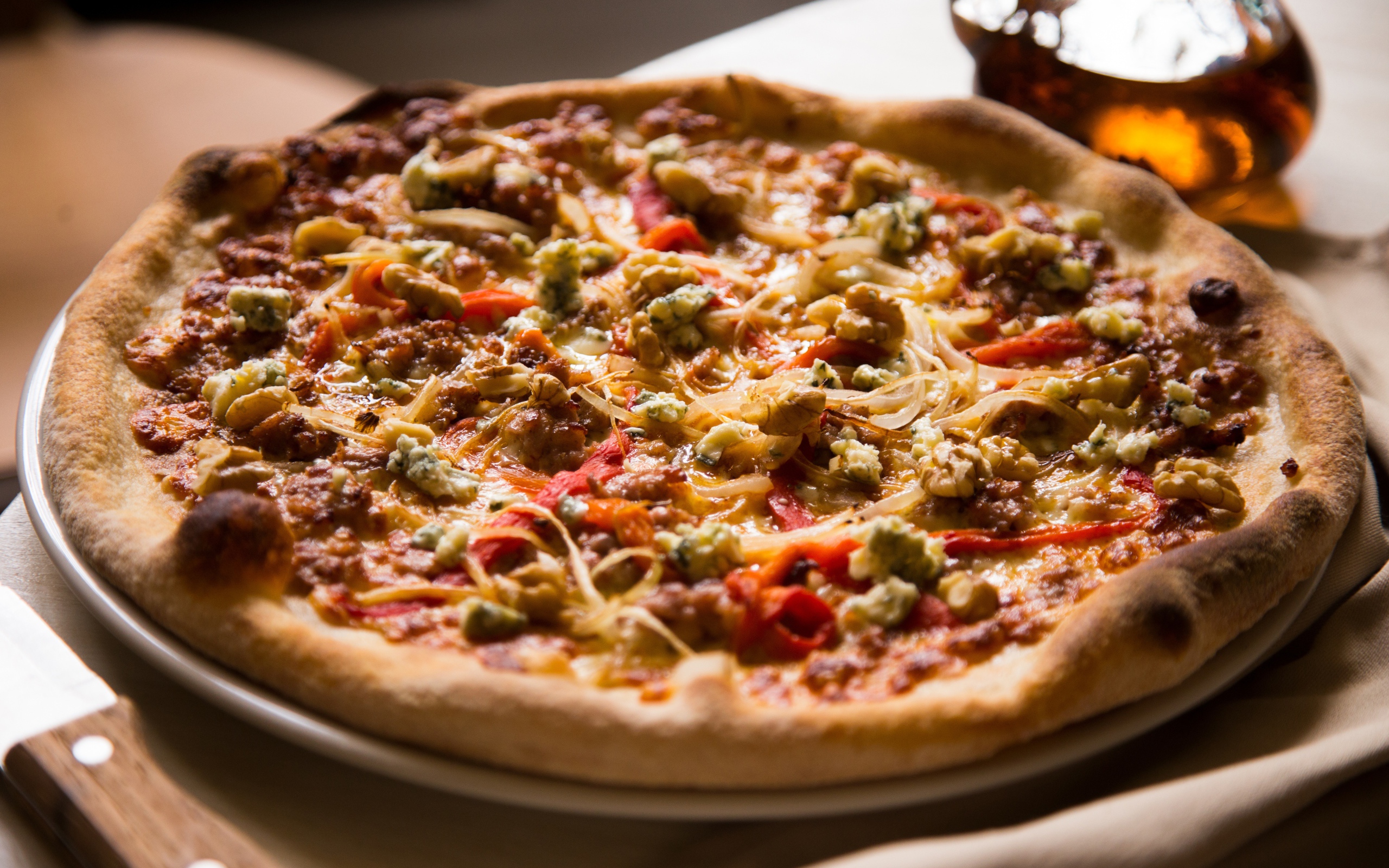 Пицца с зажаренными краями на столе 