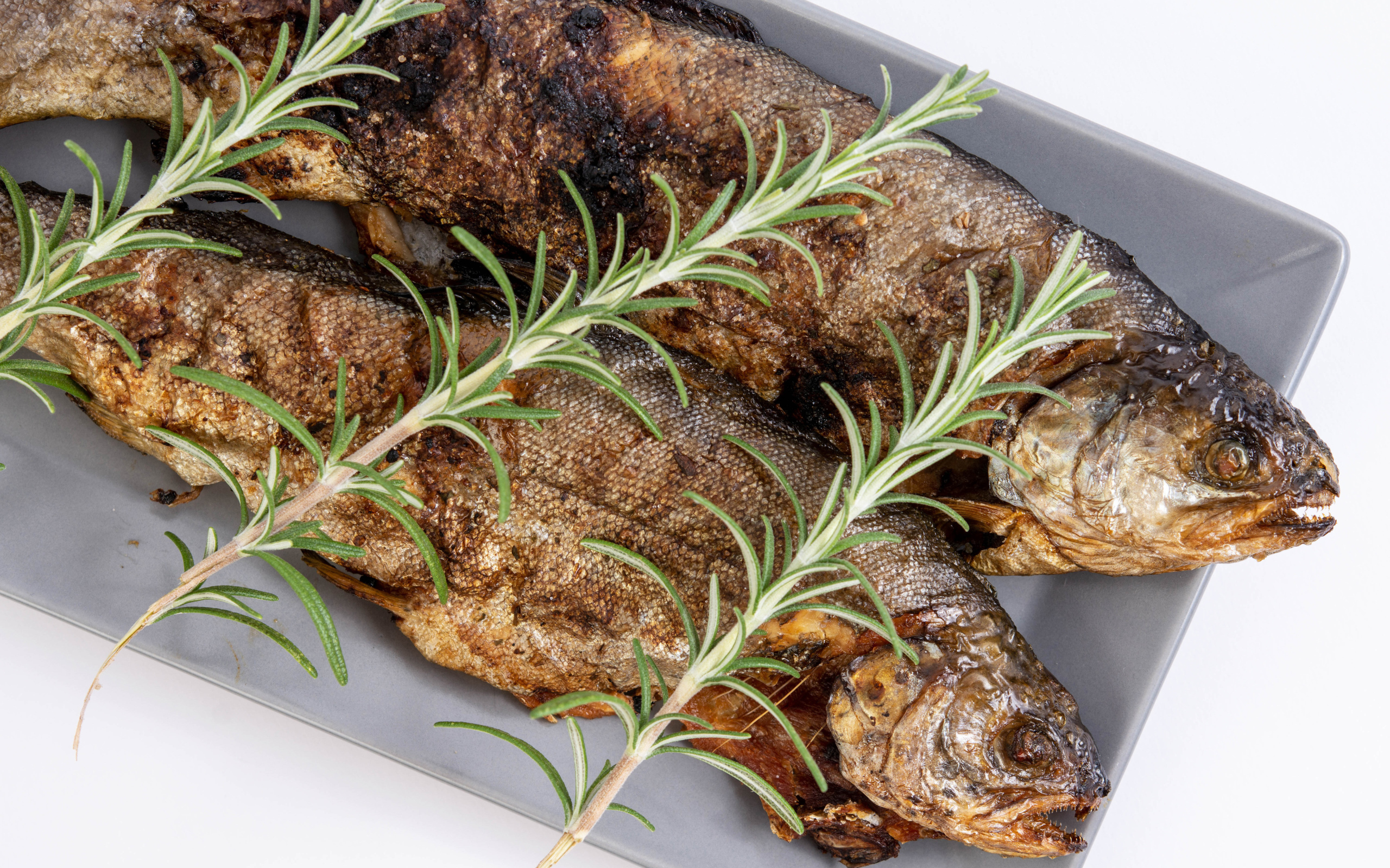 Запеченная рыба с розмарином в противне