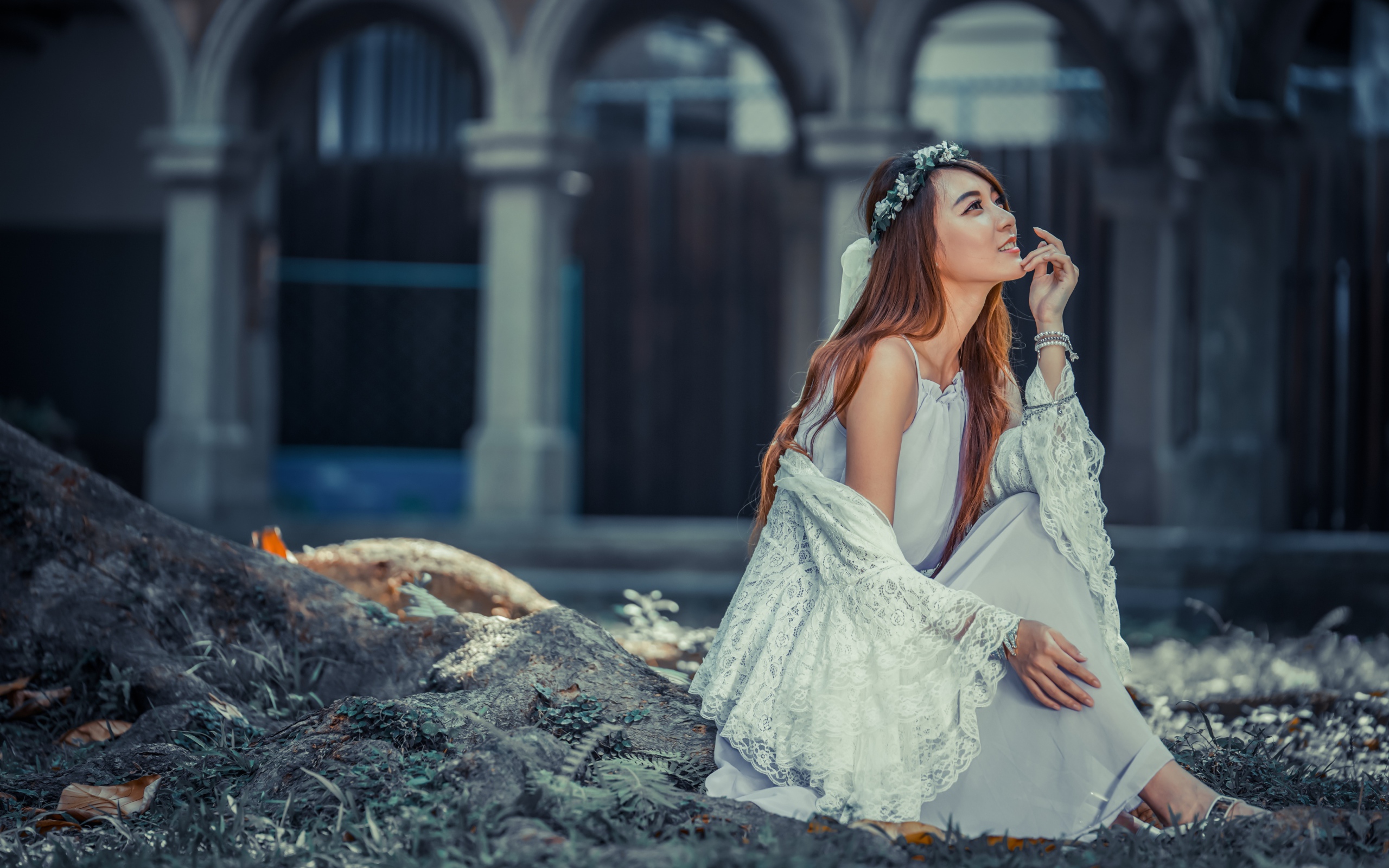 Мечтательная девушка азиатка в белом платье