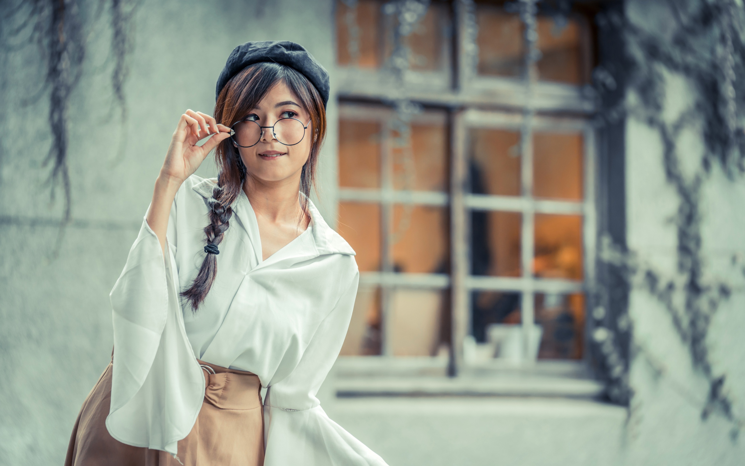 Девушка азиатка в берете и очках 