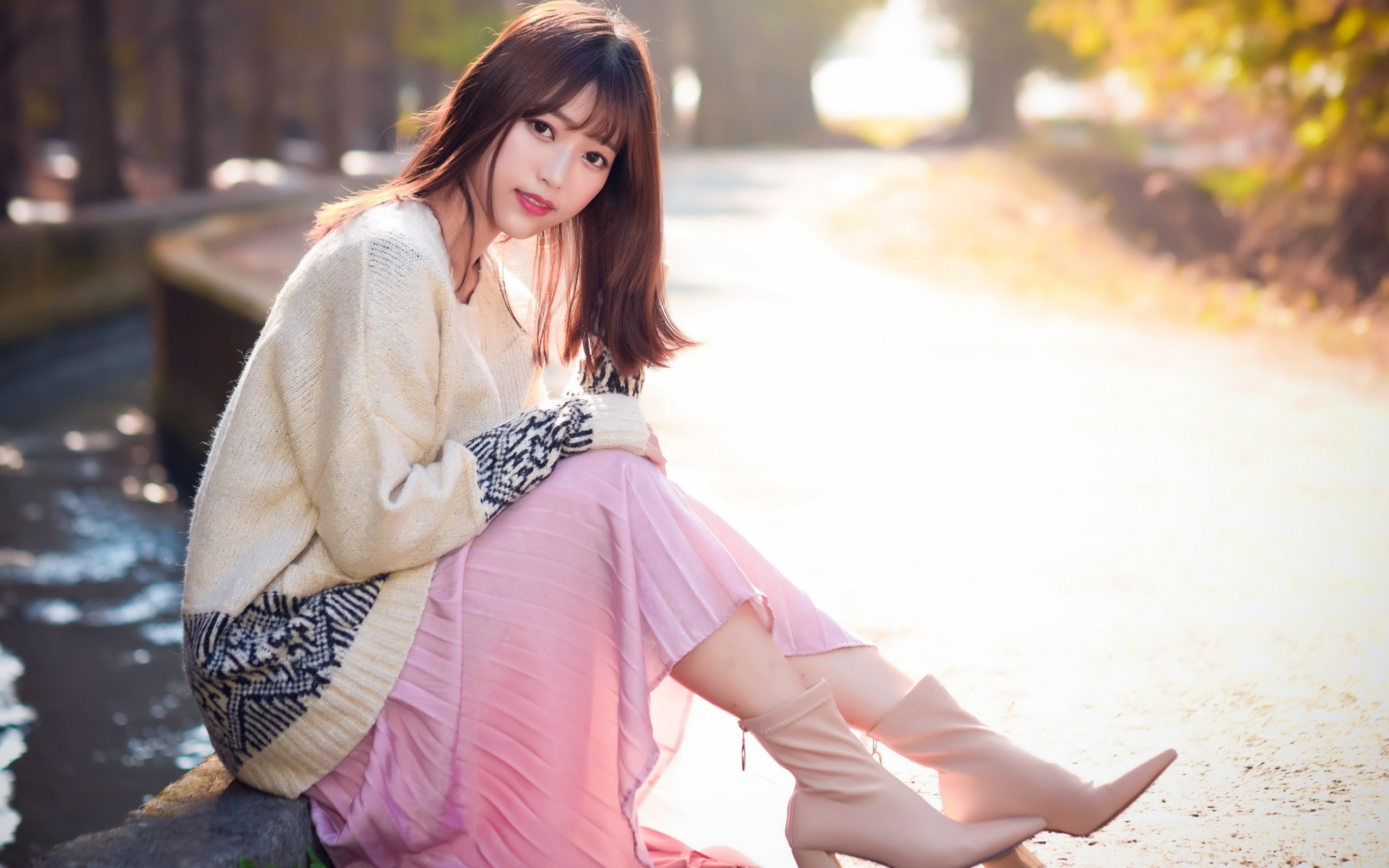 Девушка азиатка сидит на земле 