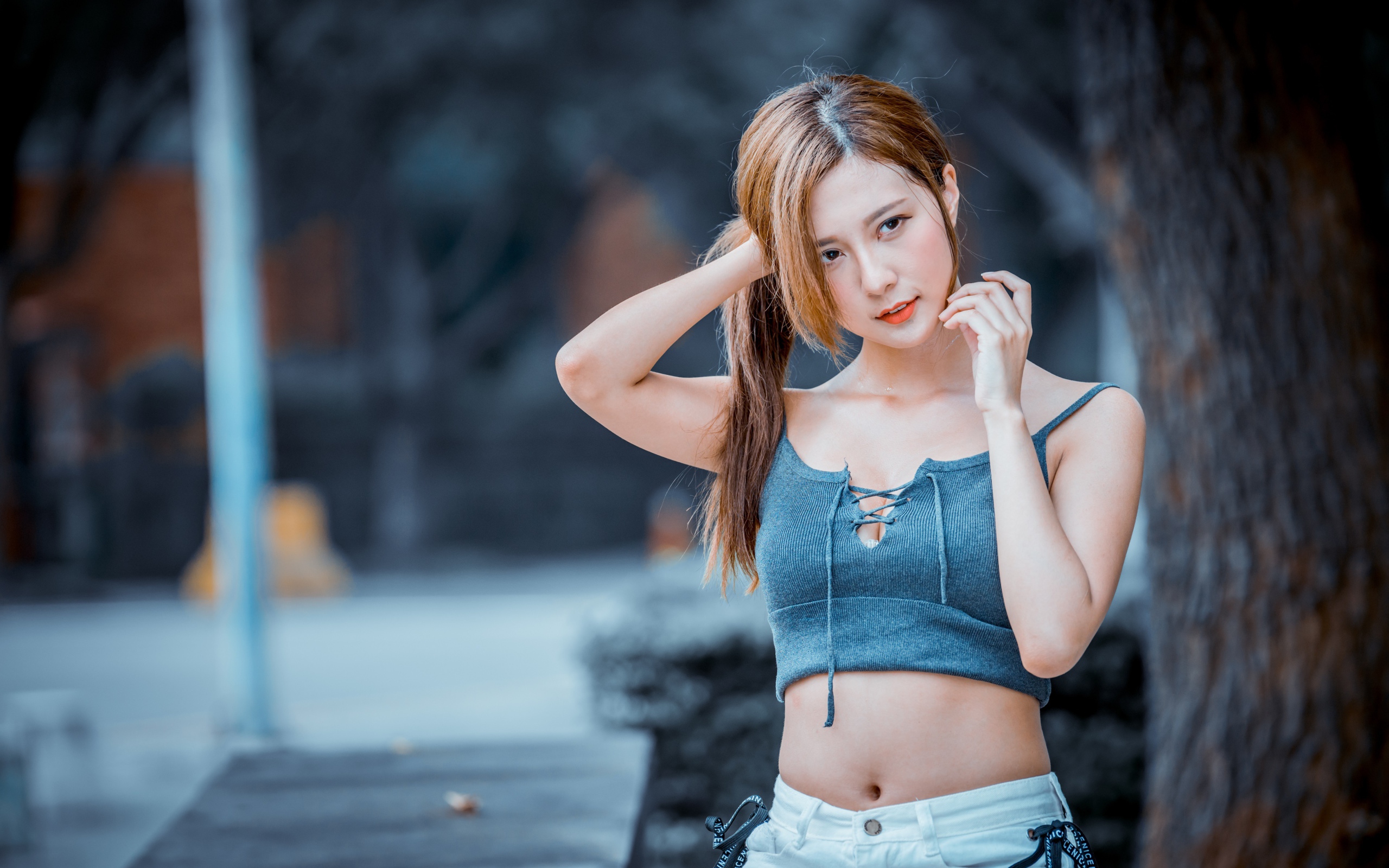 Молодая девушка азиатка в сером топике 