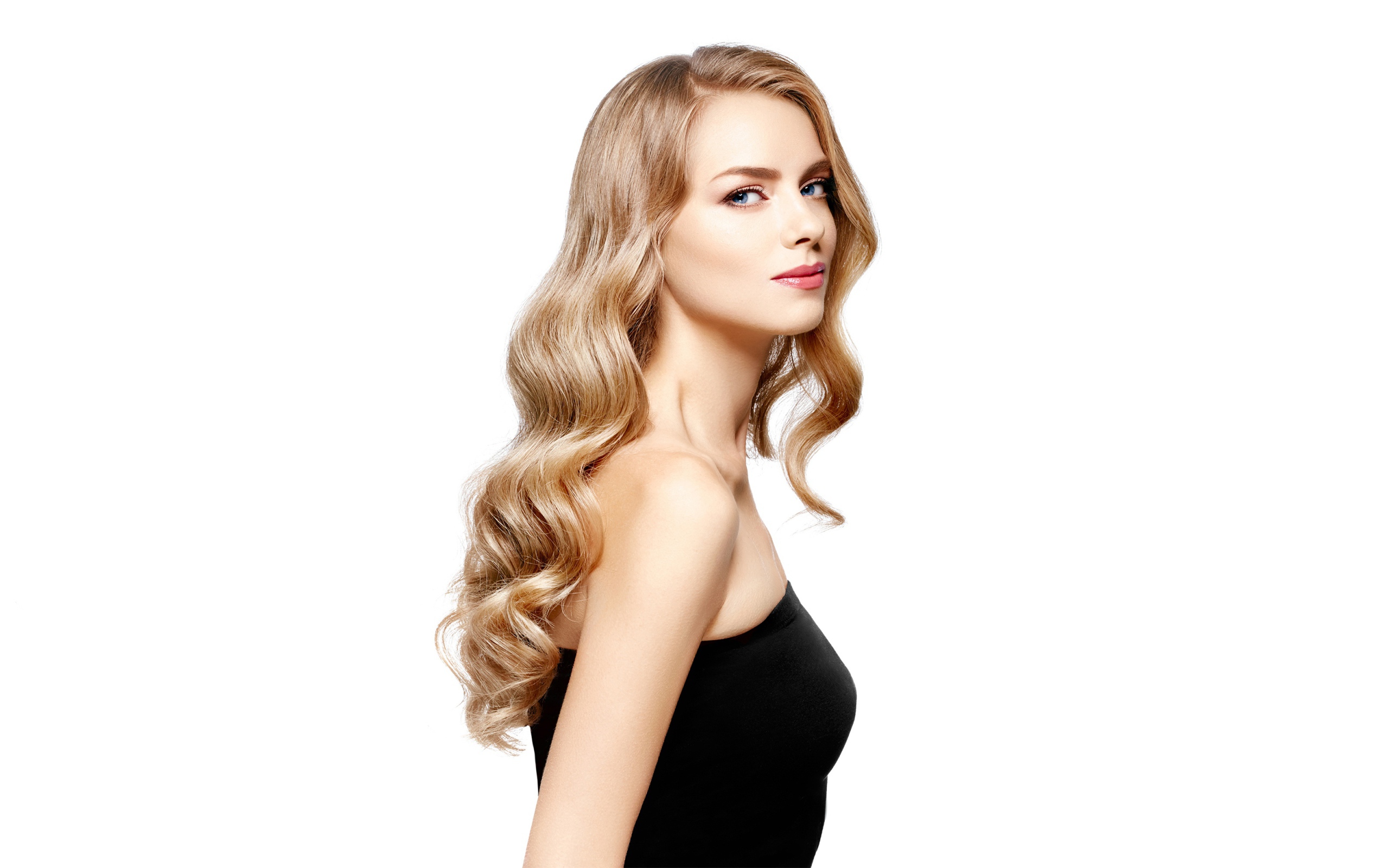 Красивая голубоглазая блондинка в черном наряде на белом фоне
