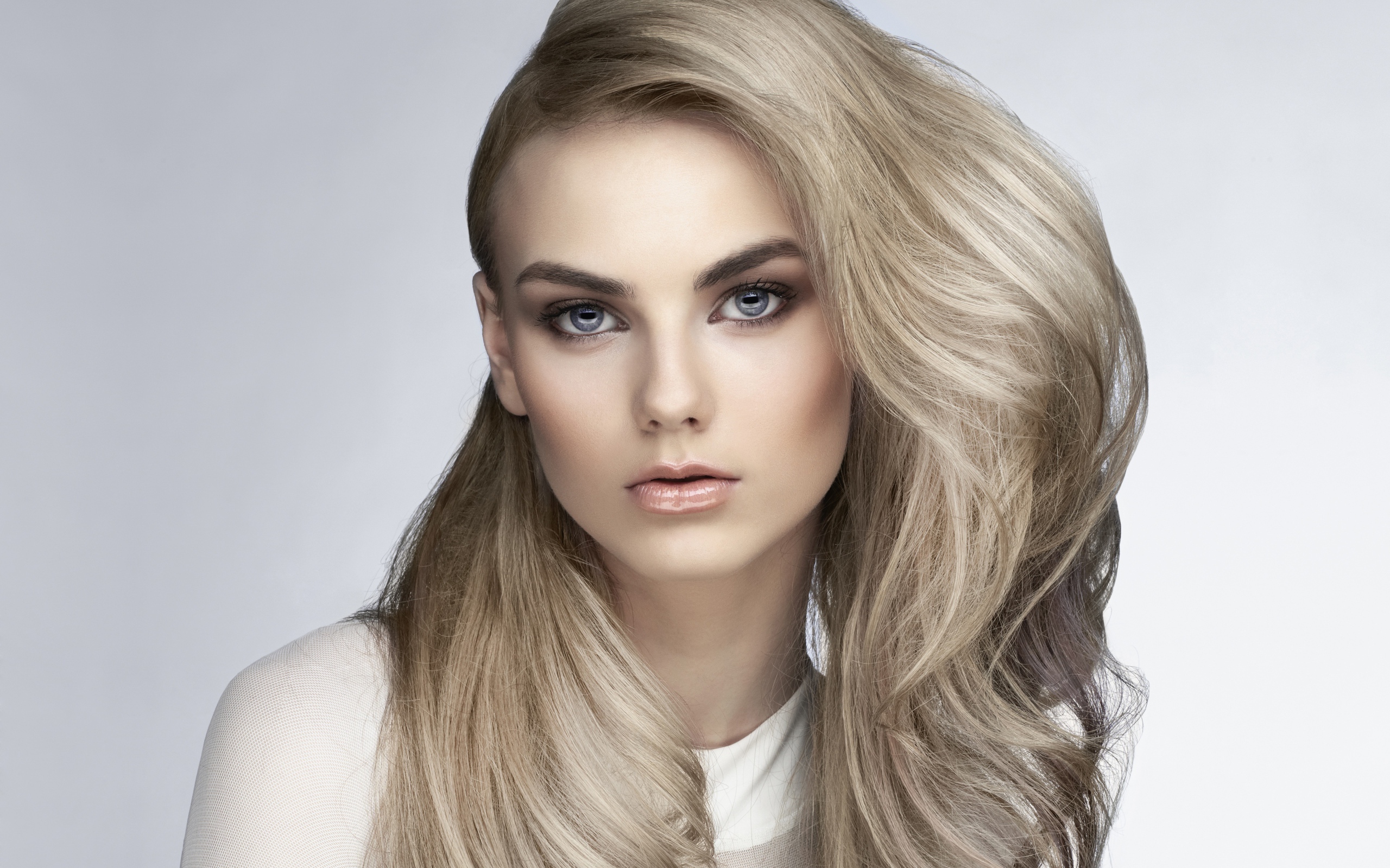 Красивая голубоглазая блондинка с пышными волосами