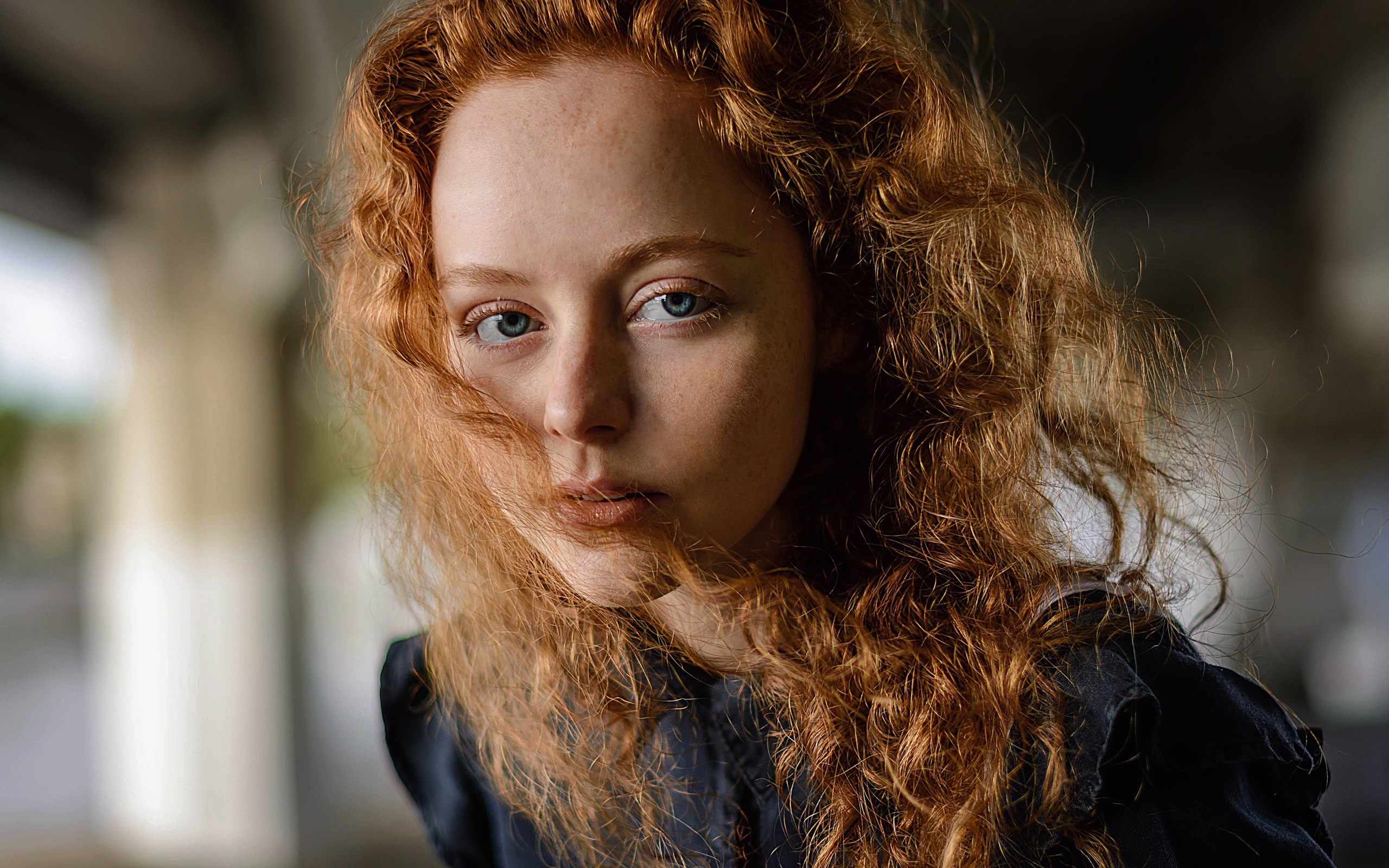 Красивая голубоглазая рыжеволосая девушка