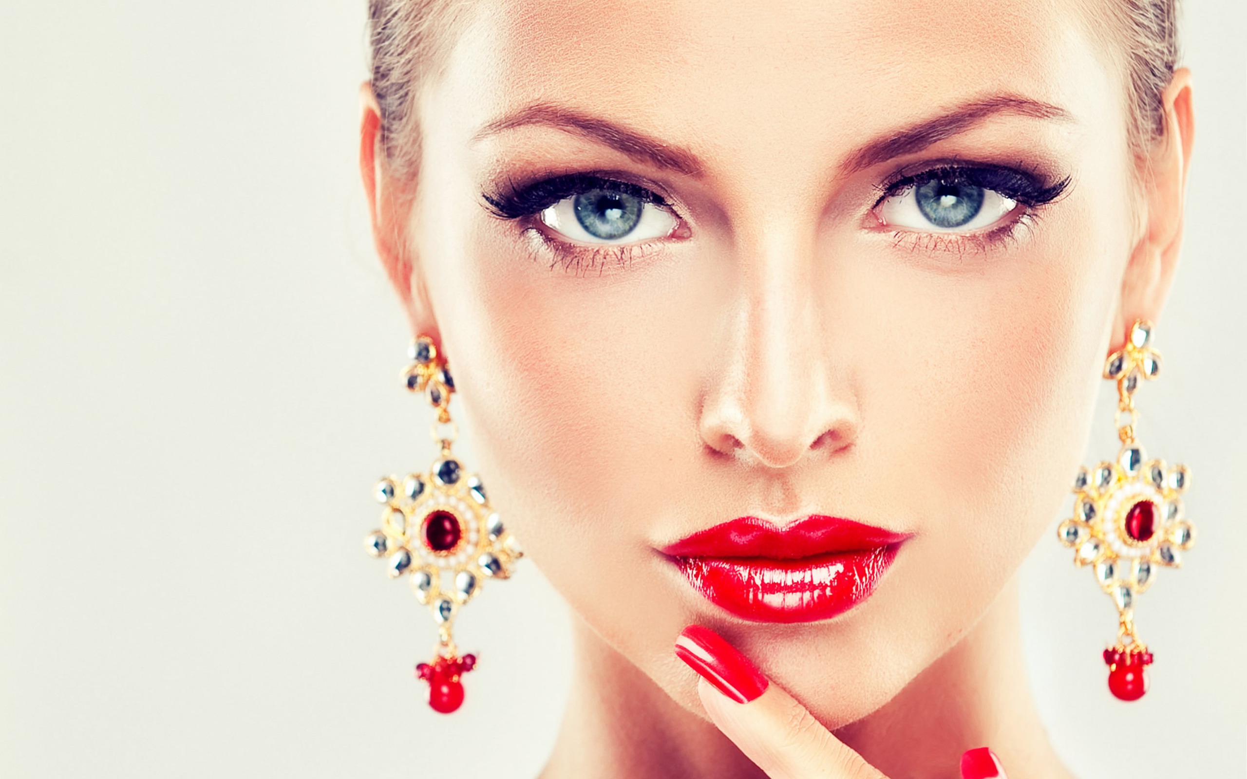 Красивая яркая девушка с макияжем и дорогими серьгами в ушах