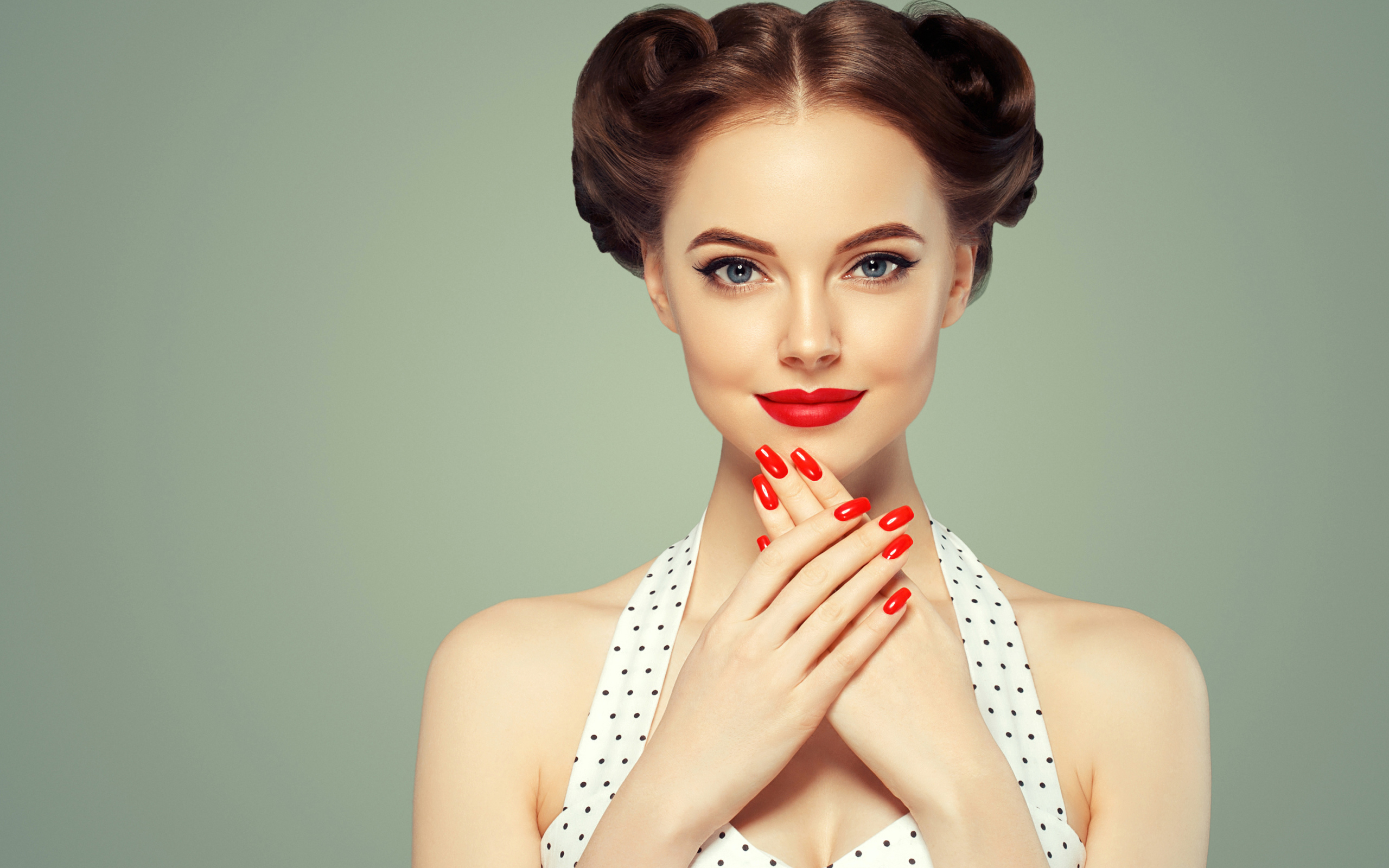 Красивая шатенка с яркими красными ногтями