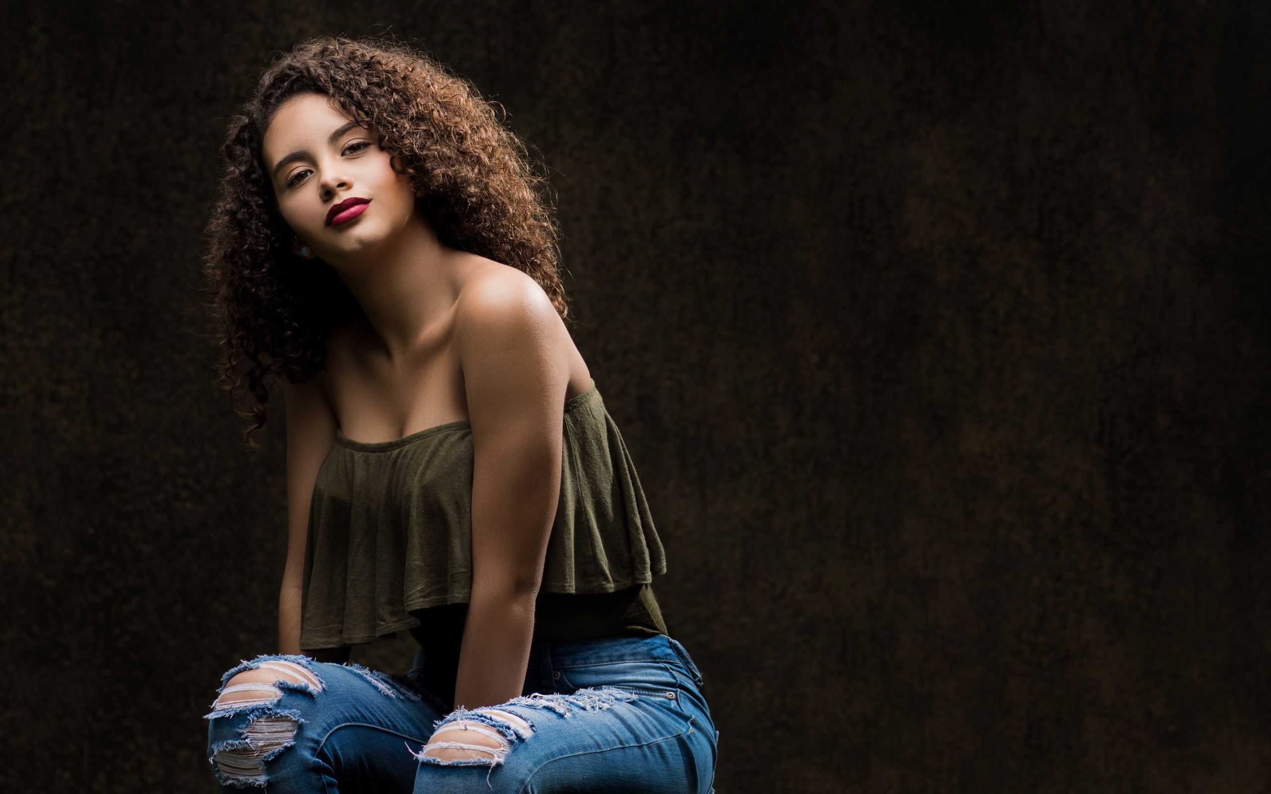 Красивая девушка в модных джинсах 