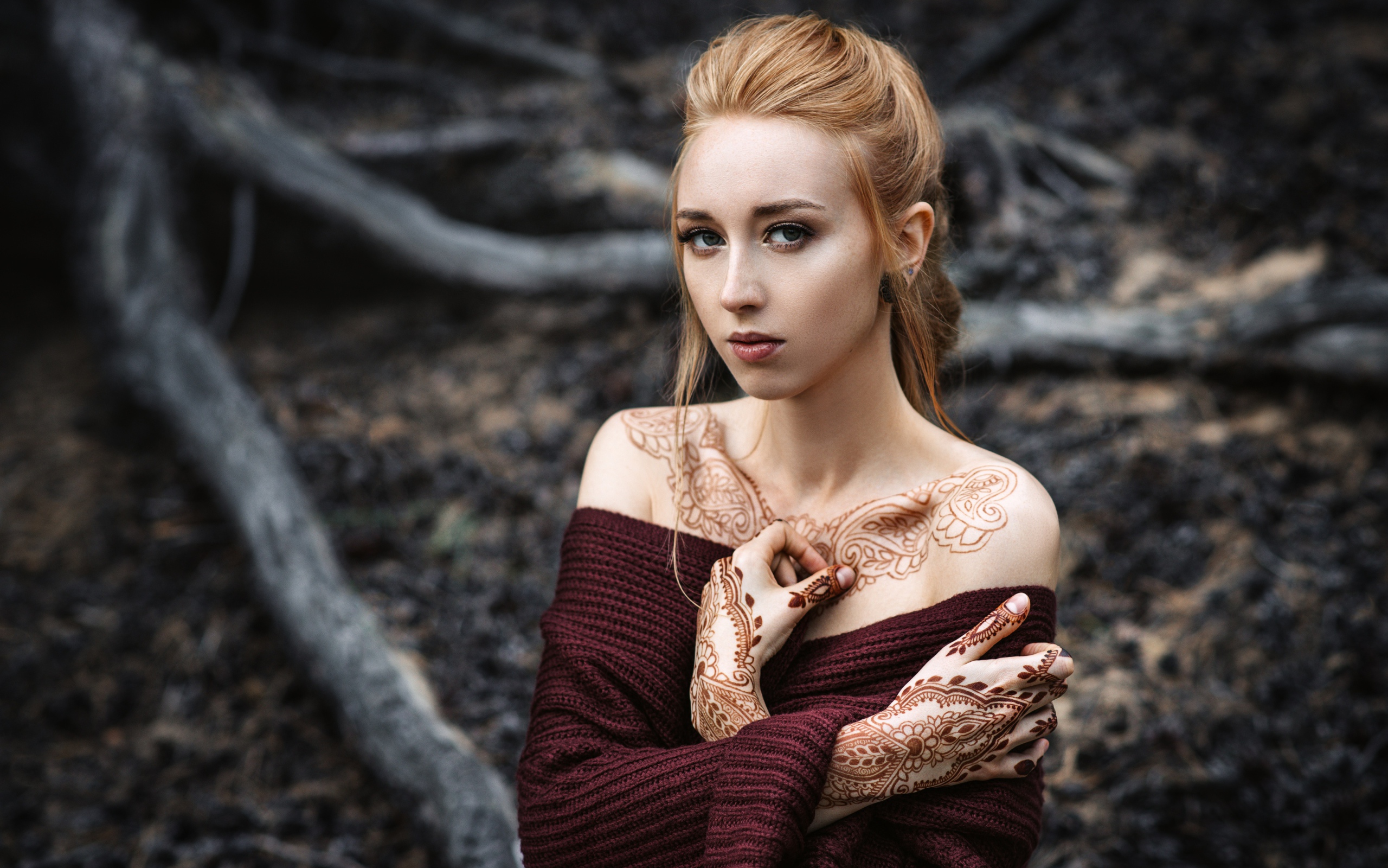 Красивая девушка с рисунком из хны на теле 