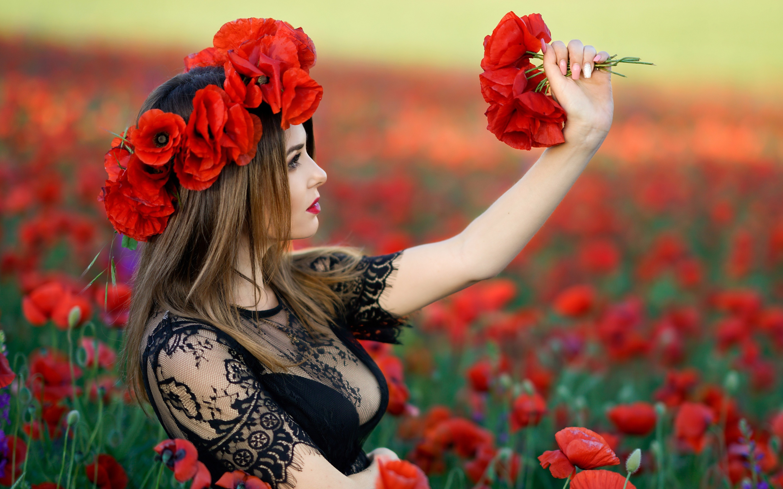 Красивая девушка с венком из красных маков на голове