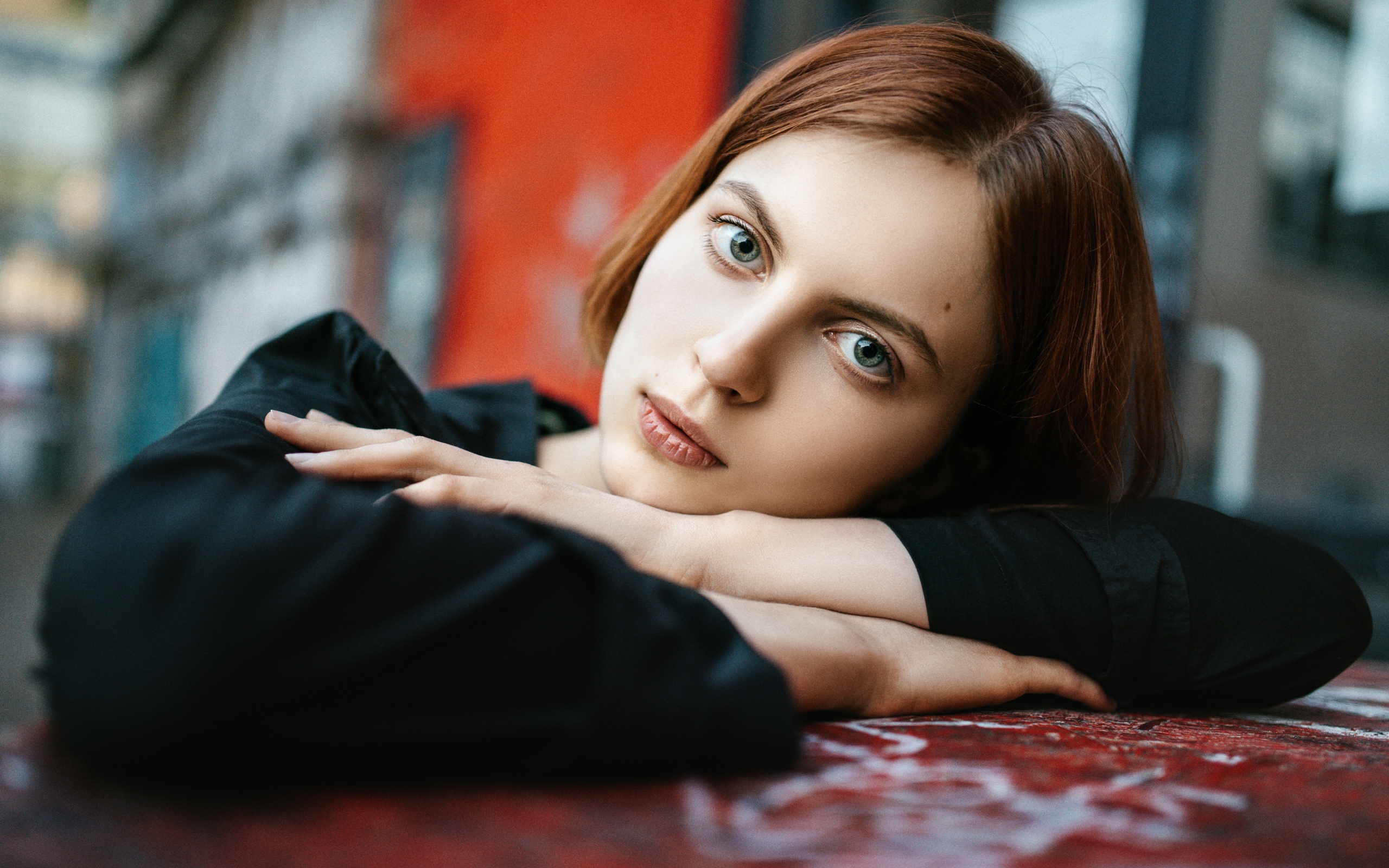 Красивая девушка с большими глазами