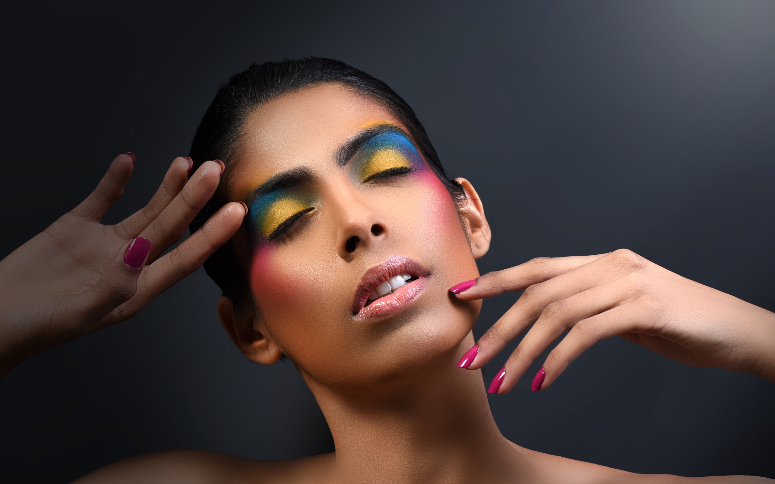 Красивая девушка с ярким макияжем с закрытыми глазами