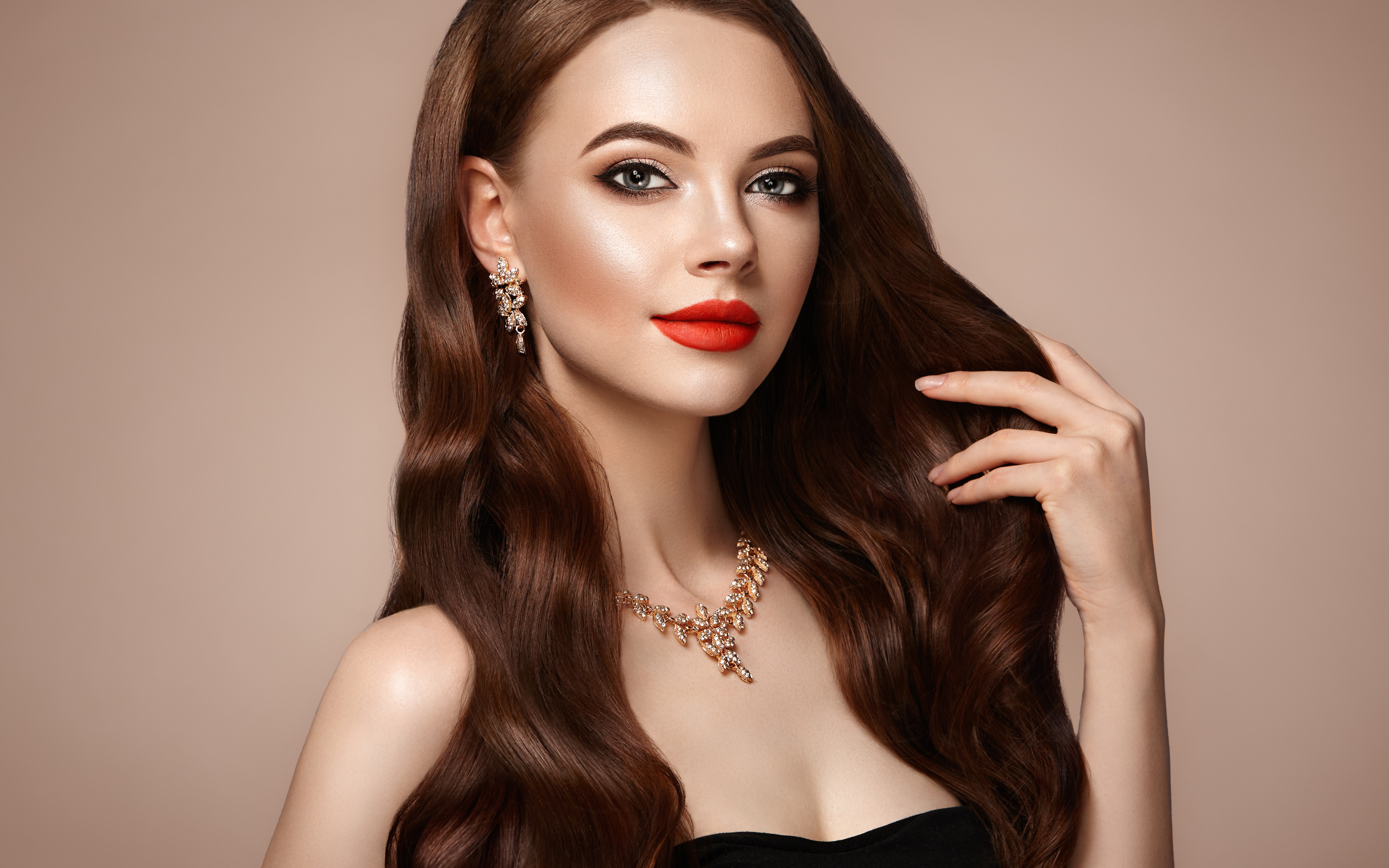 Красивая девушка с длинными волосами и дорогими украшениями
