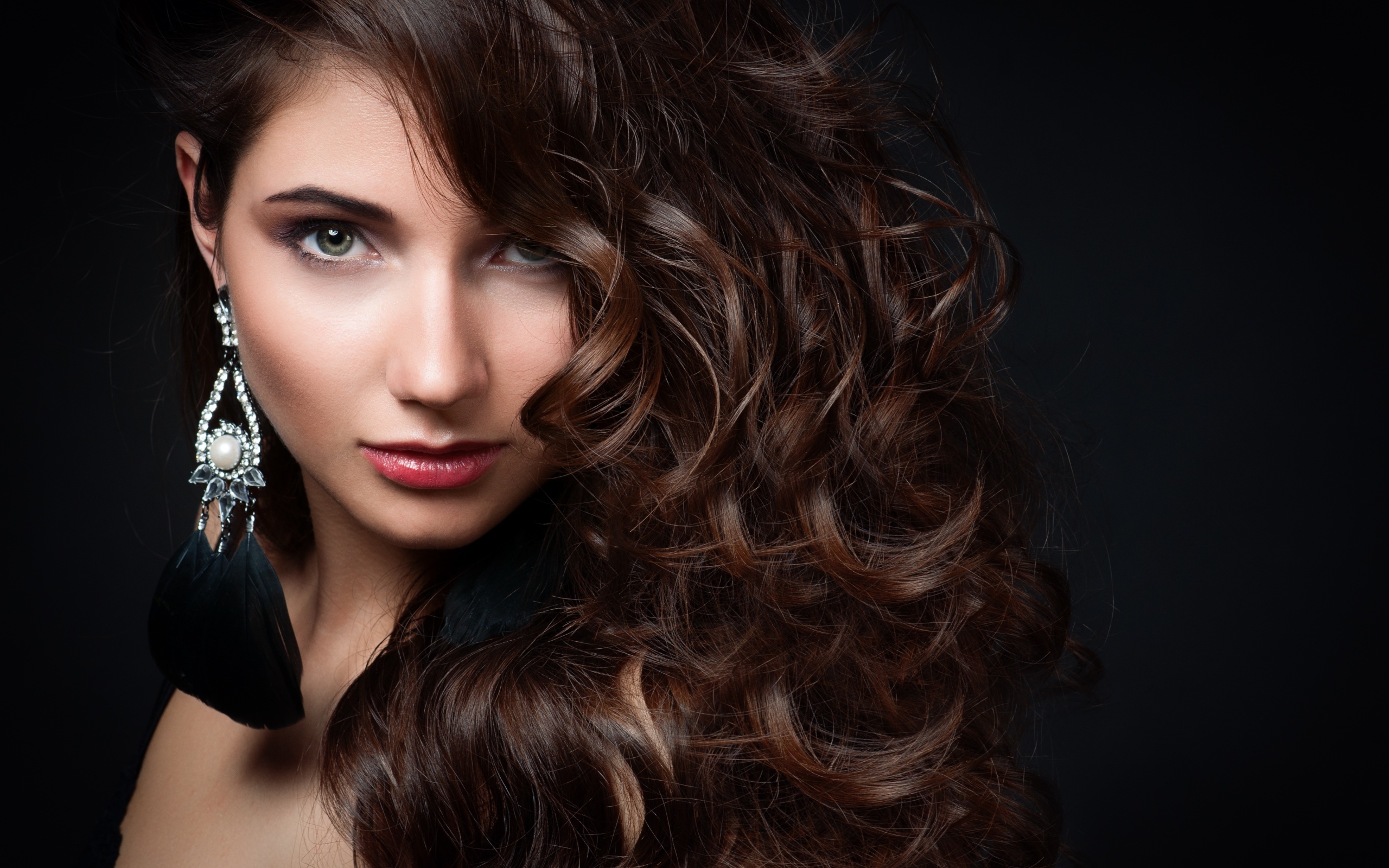 Красивая зеленоглазая девушка с сережками в ушах 