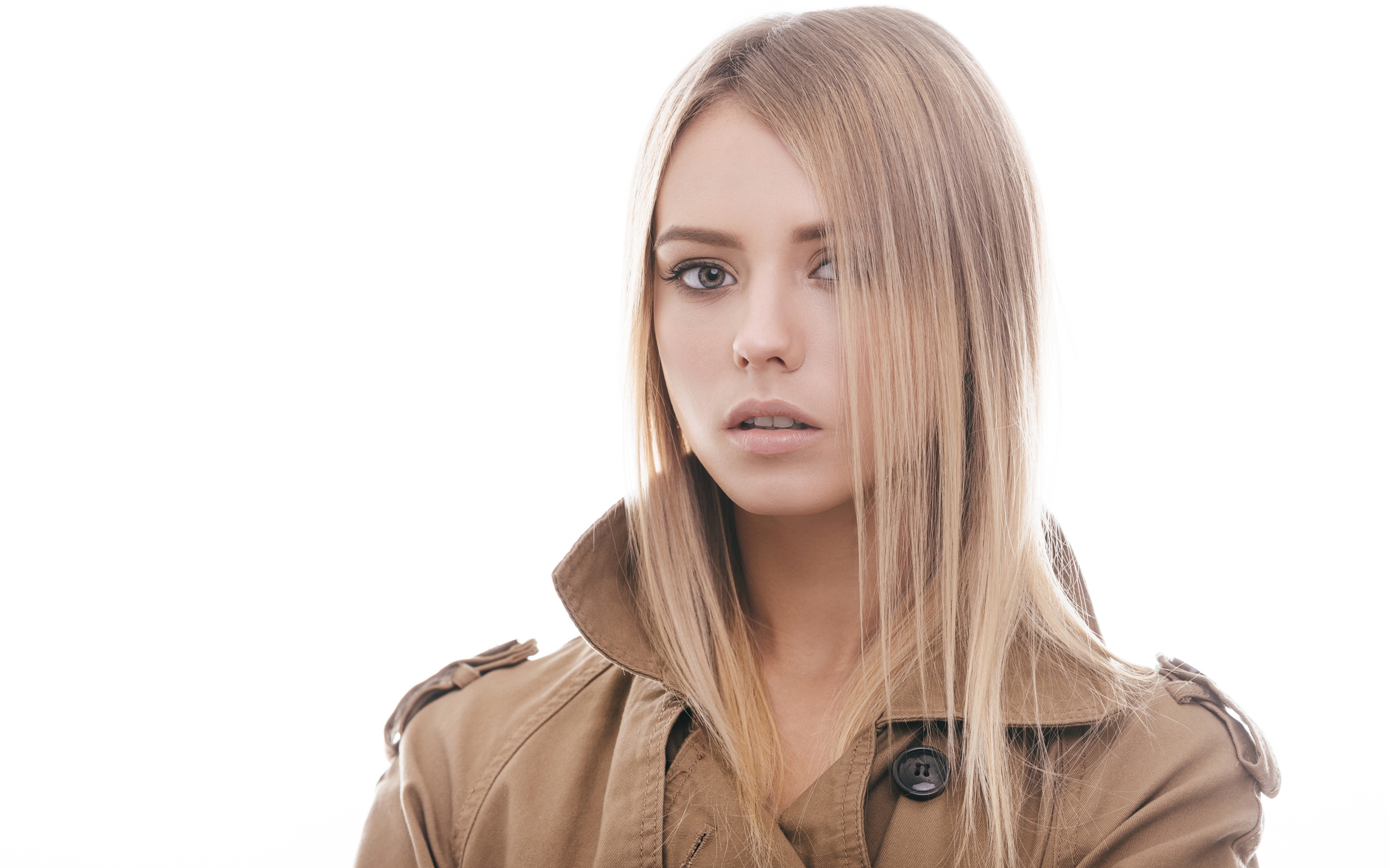 Красивая грустная девушка на белом фоне