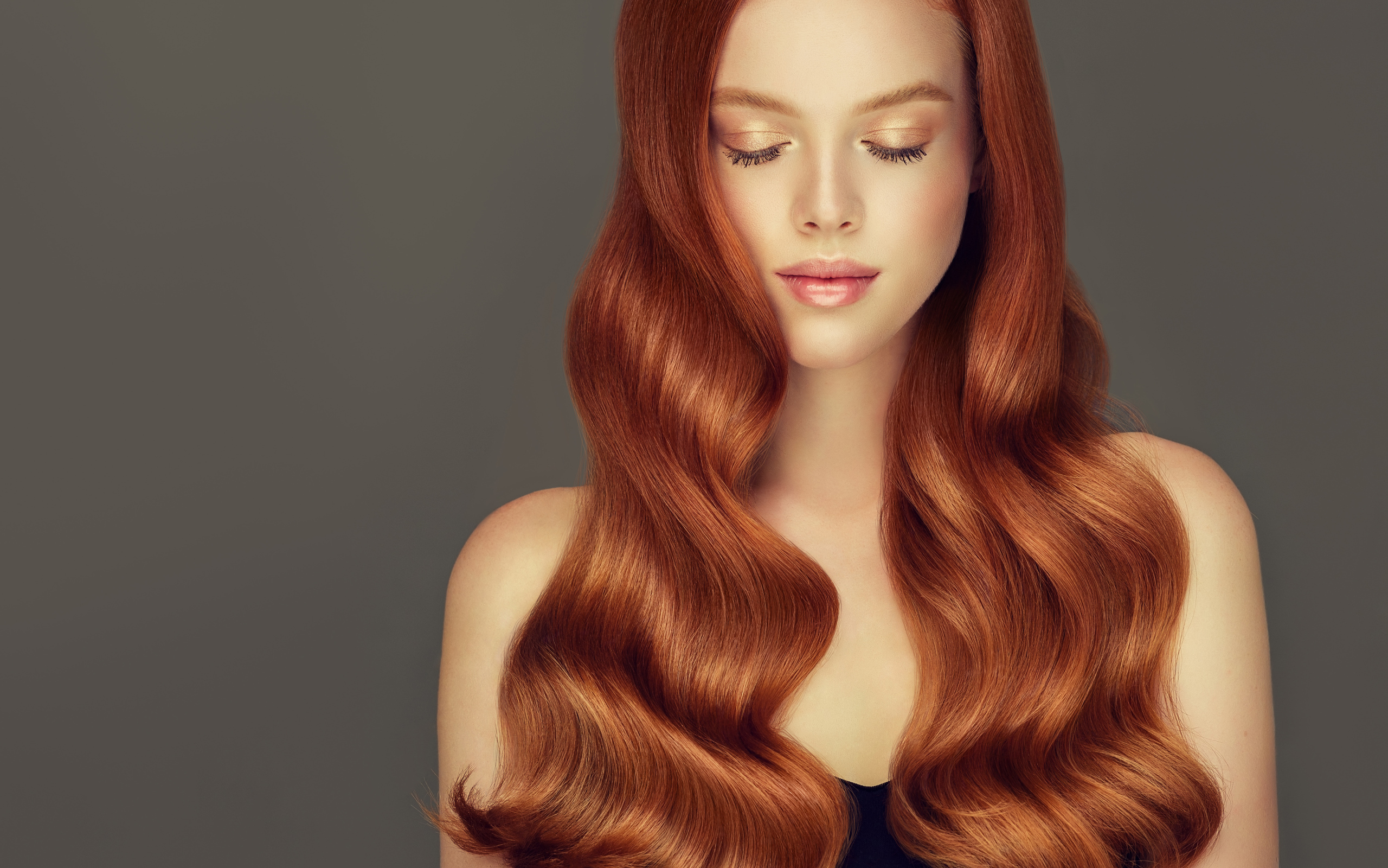 Красивая нежная рыжеволосая девушка на сером фоне