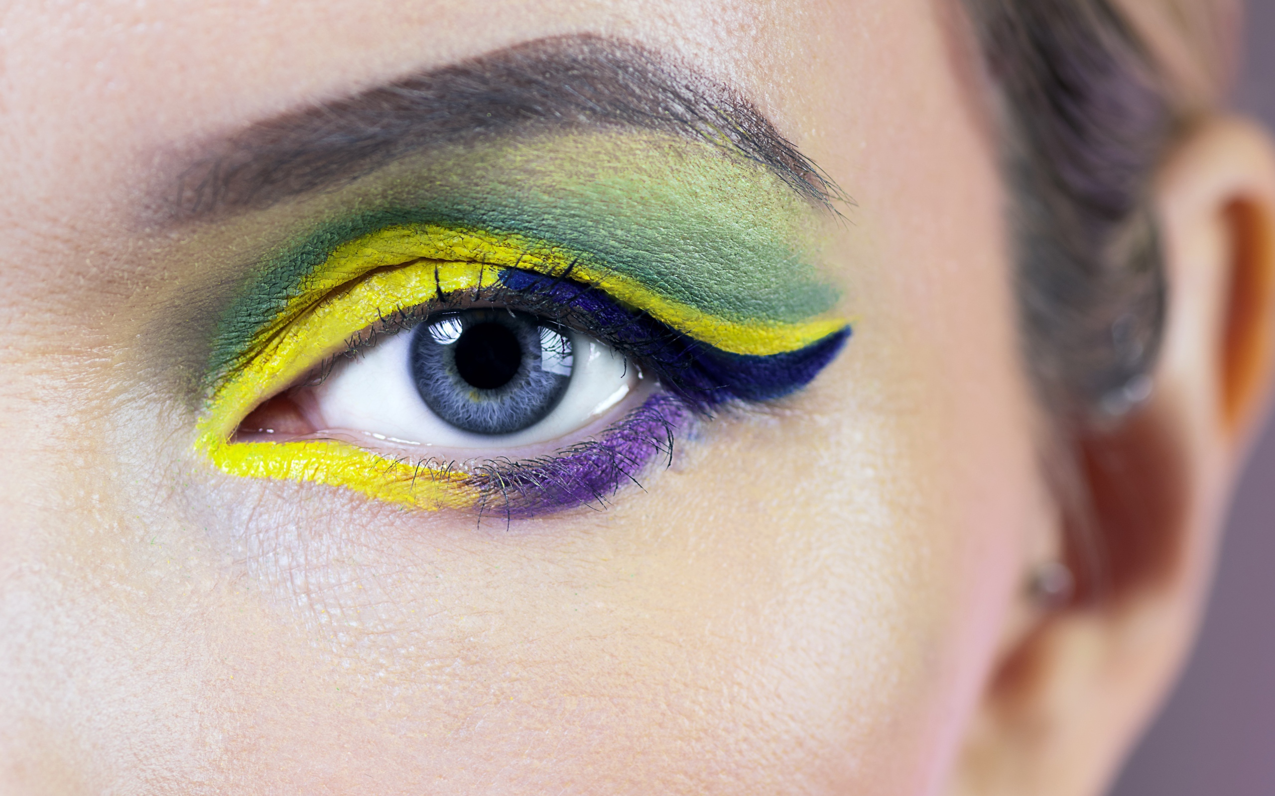 Накрашенный глаз голубоглазой девушки