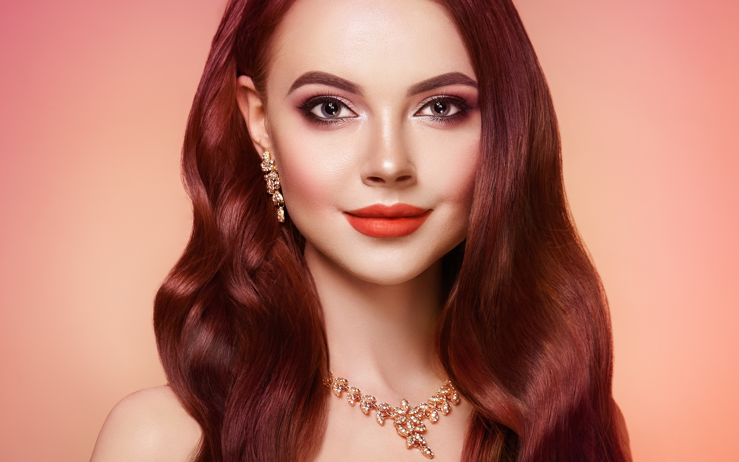Яркая рыжеволосая девушка с украшениями крупным планом