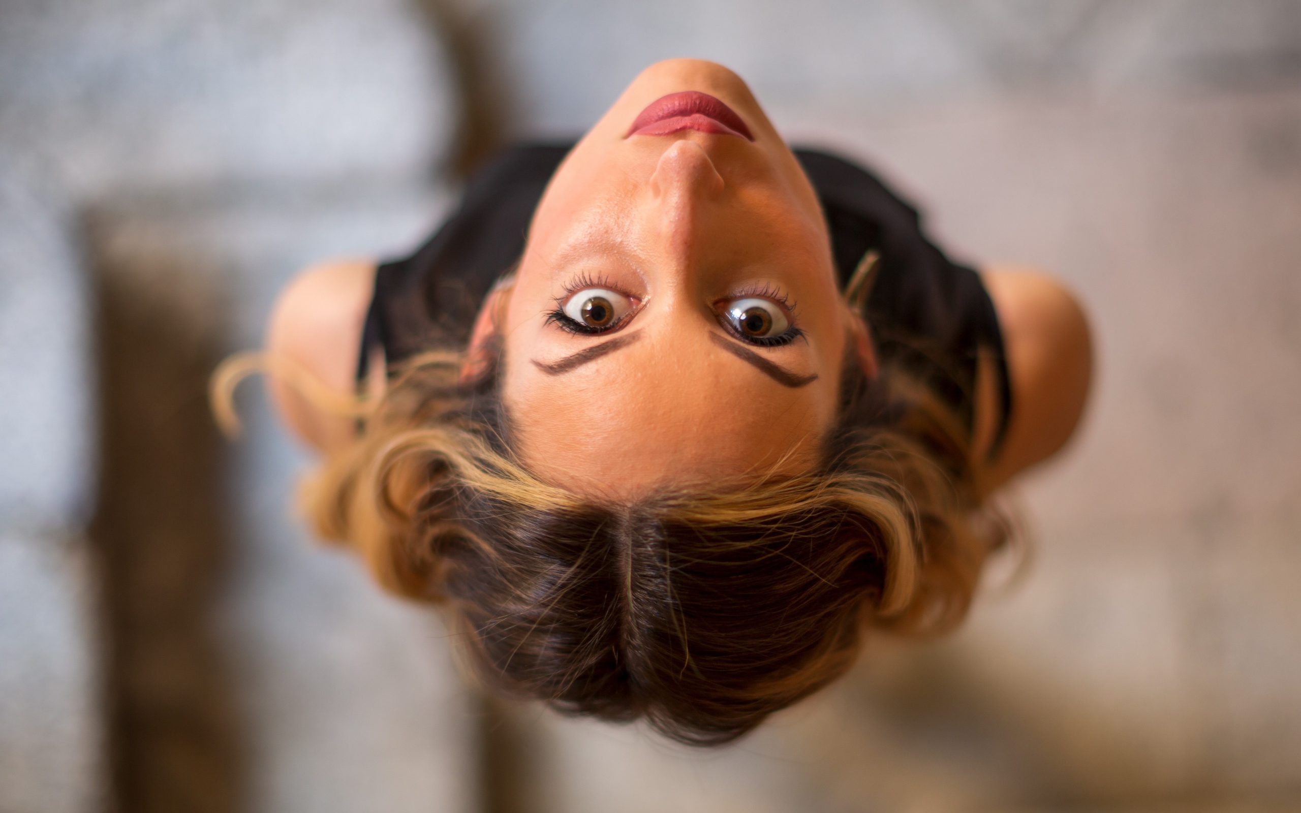 Кареглазая девушка смотрит вверх