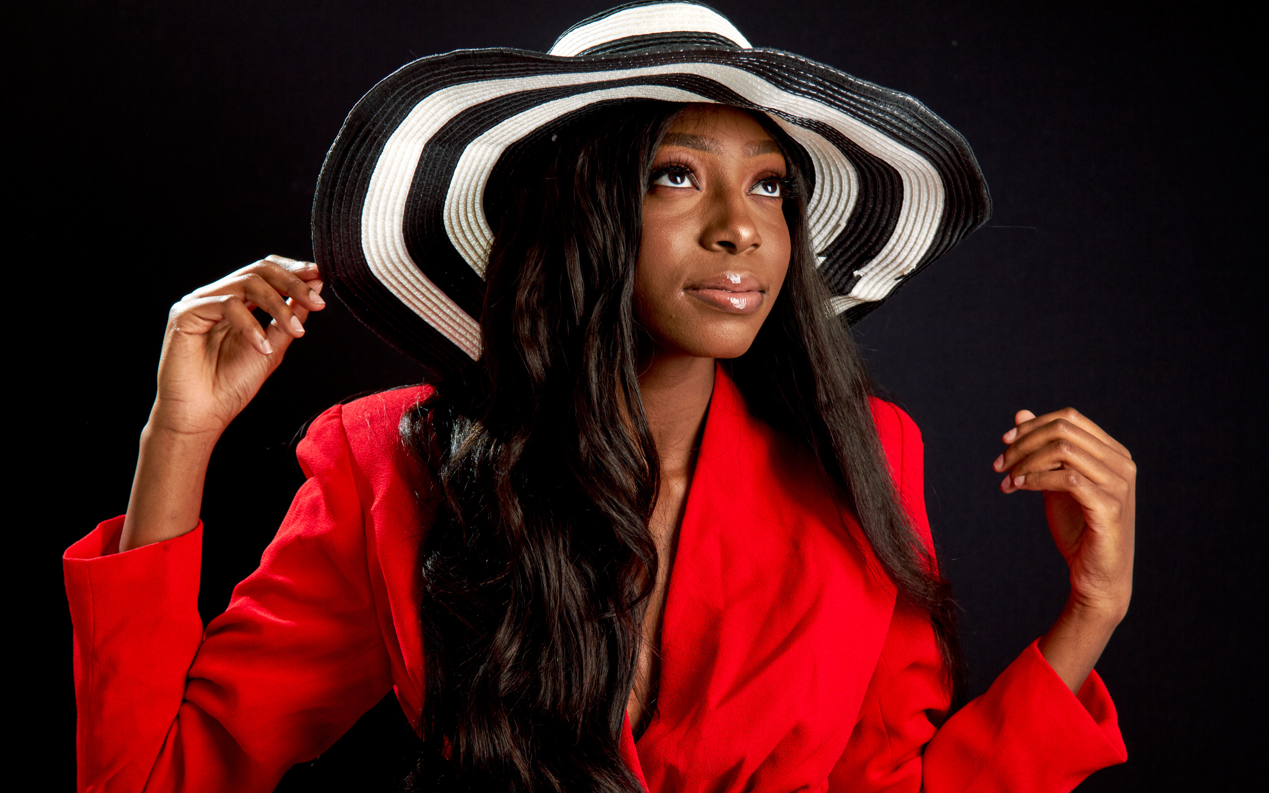 Темнокожая девушка в большой шляпе 
