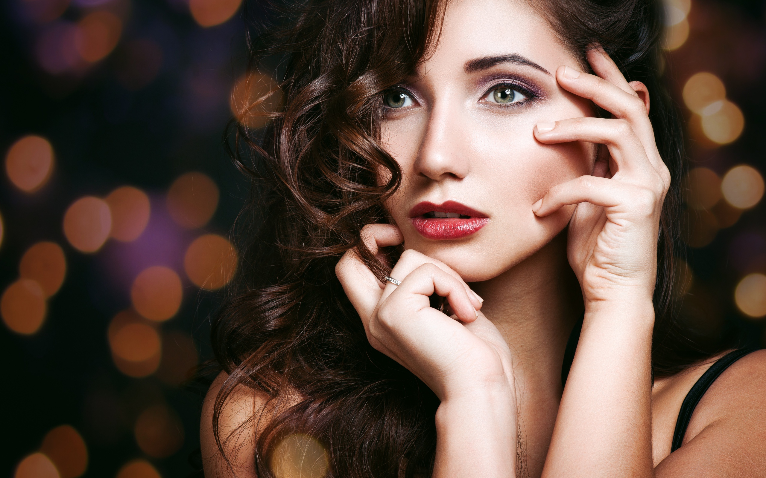 Нежная длинноволосая шатенка с макияжем на лице