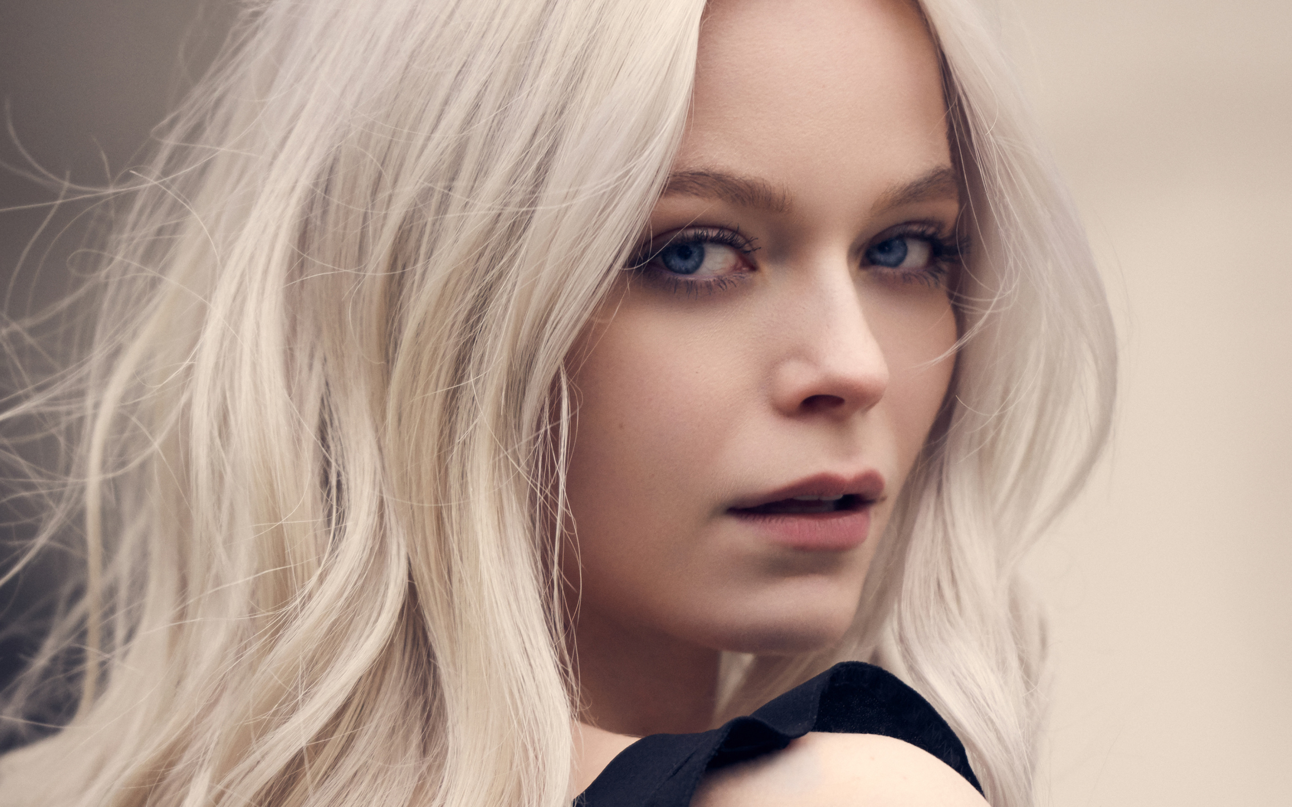 Лицо голубоглазой блондинки крупным планом
