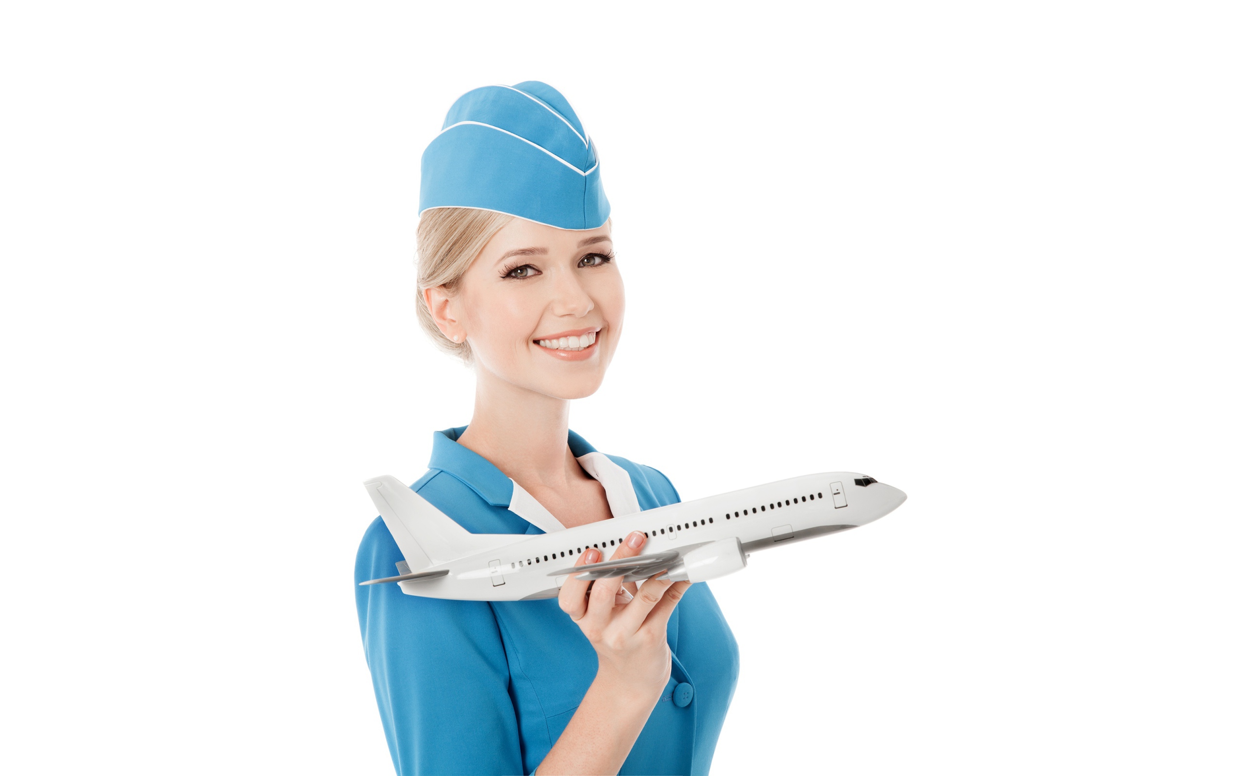 Девушка стюардесса с самолетом в руке на белом фоне