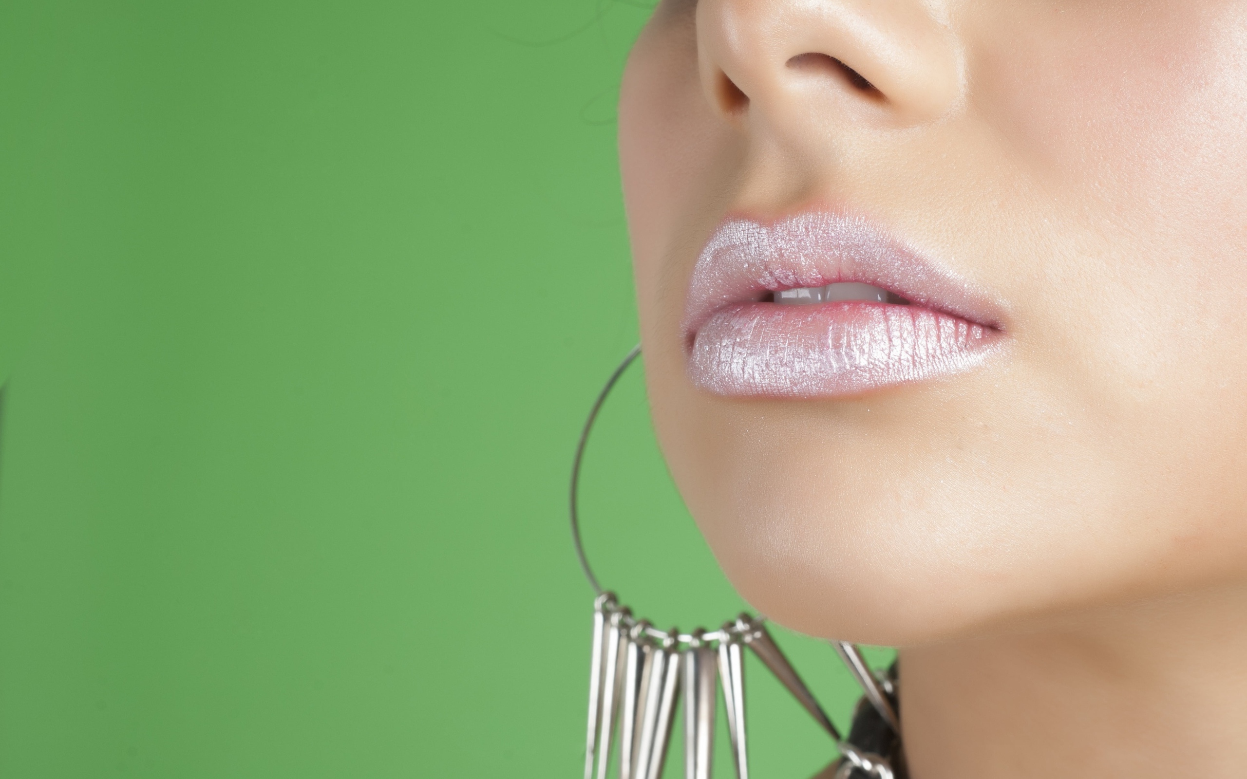 Девушка с красивыми розовыми губами
