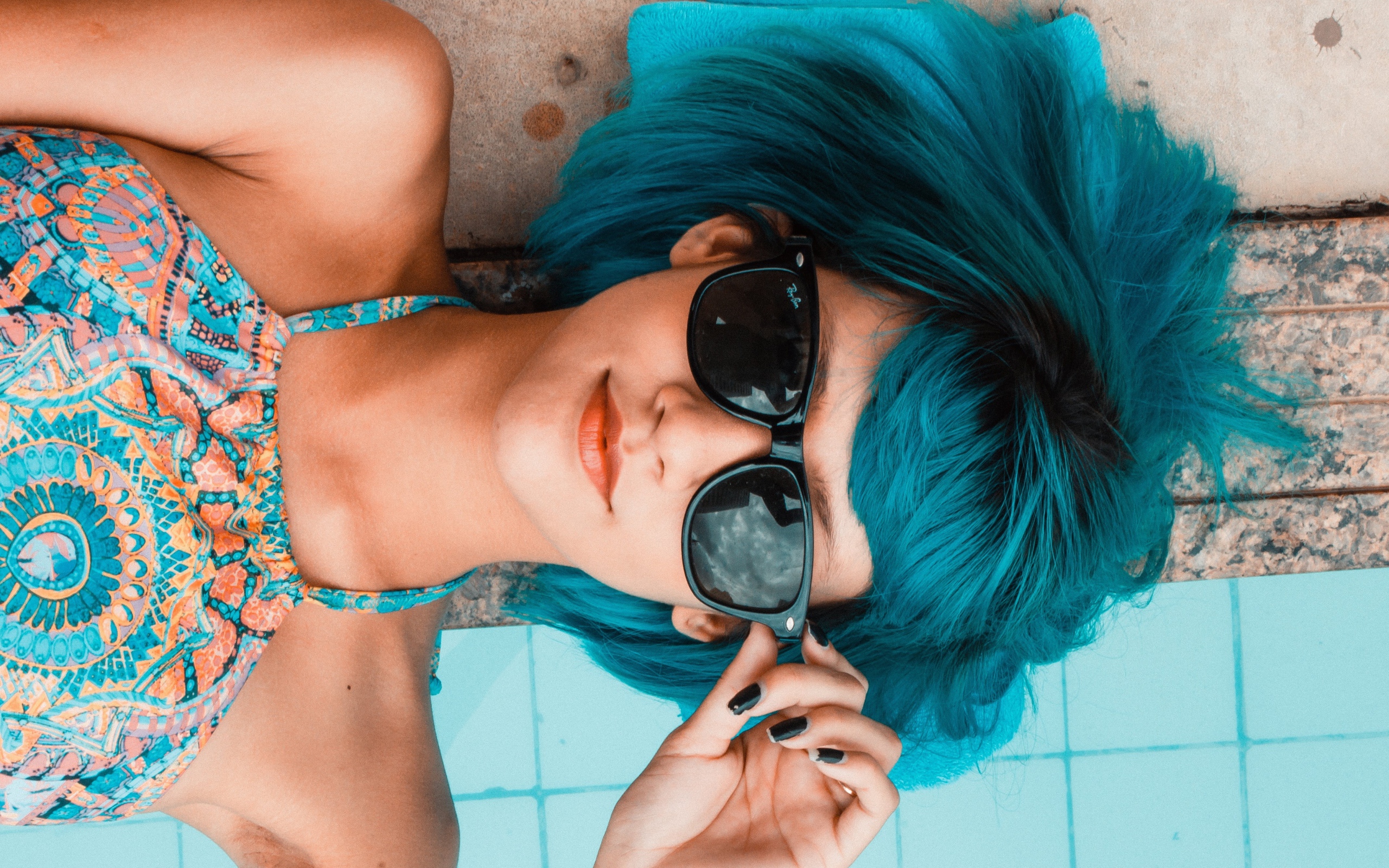 Девушка с голубыми волосами в солнечных очках