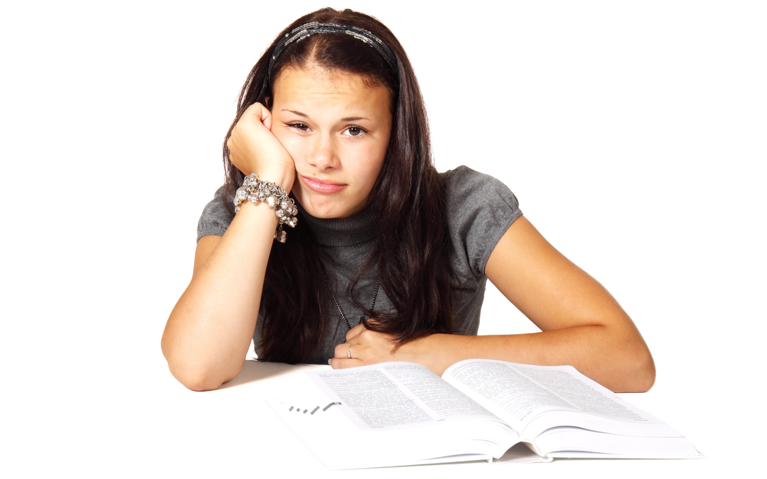 Грустная девушка читает книгу на белом фоне