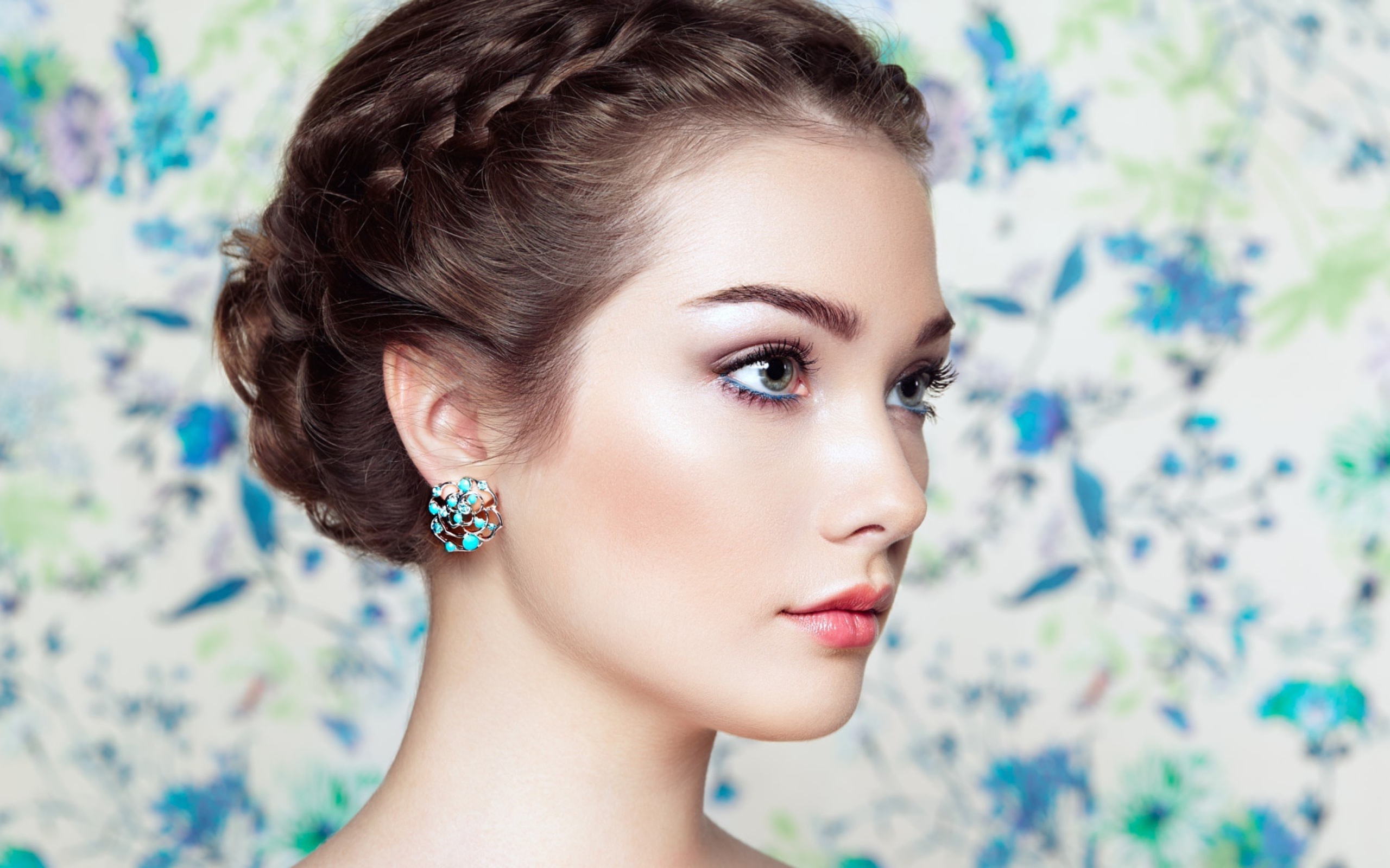 Красивая нежная девушка с прической вид сбоку