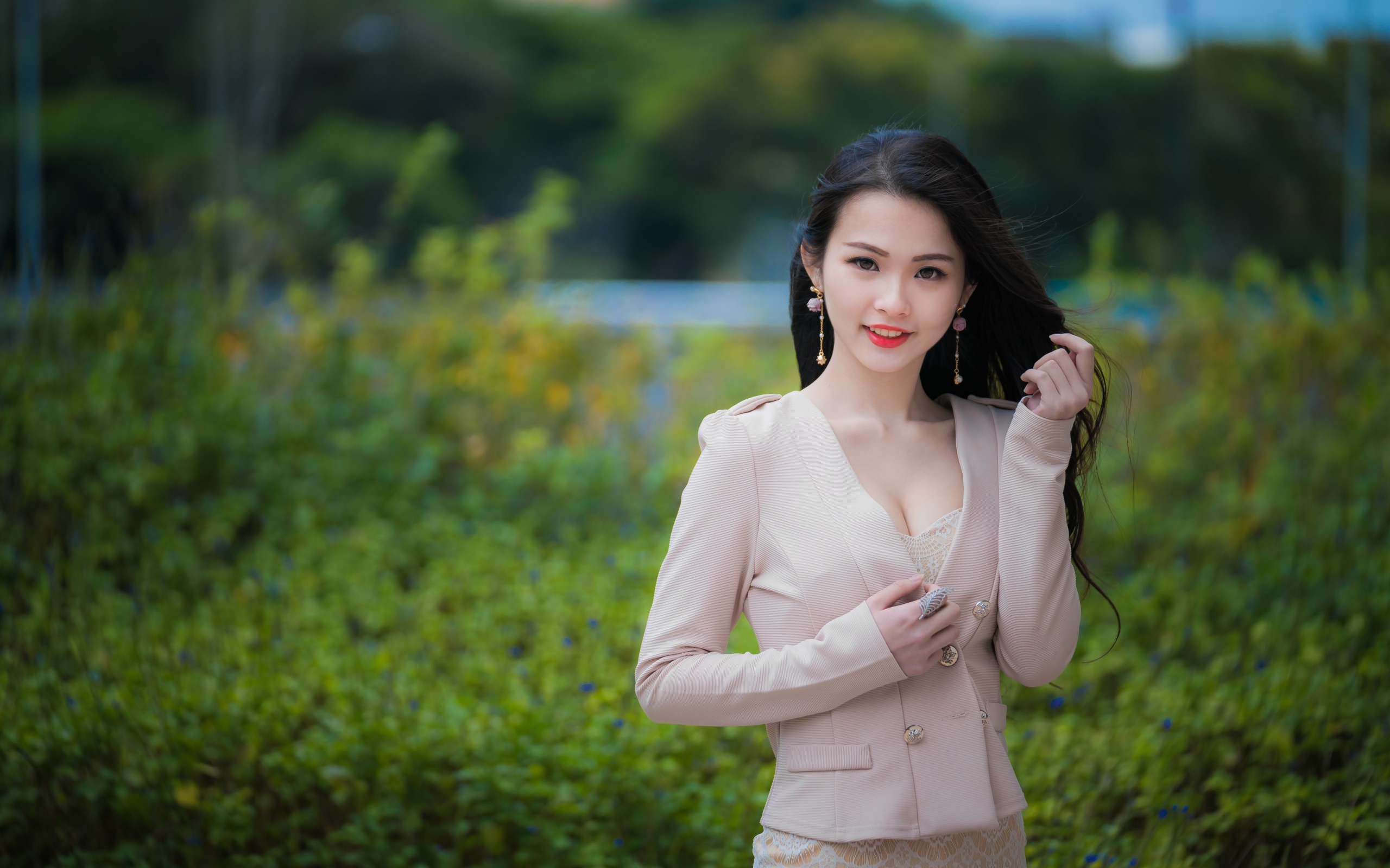 Улыбающаяся девушка азиатка в костюме