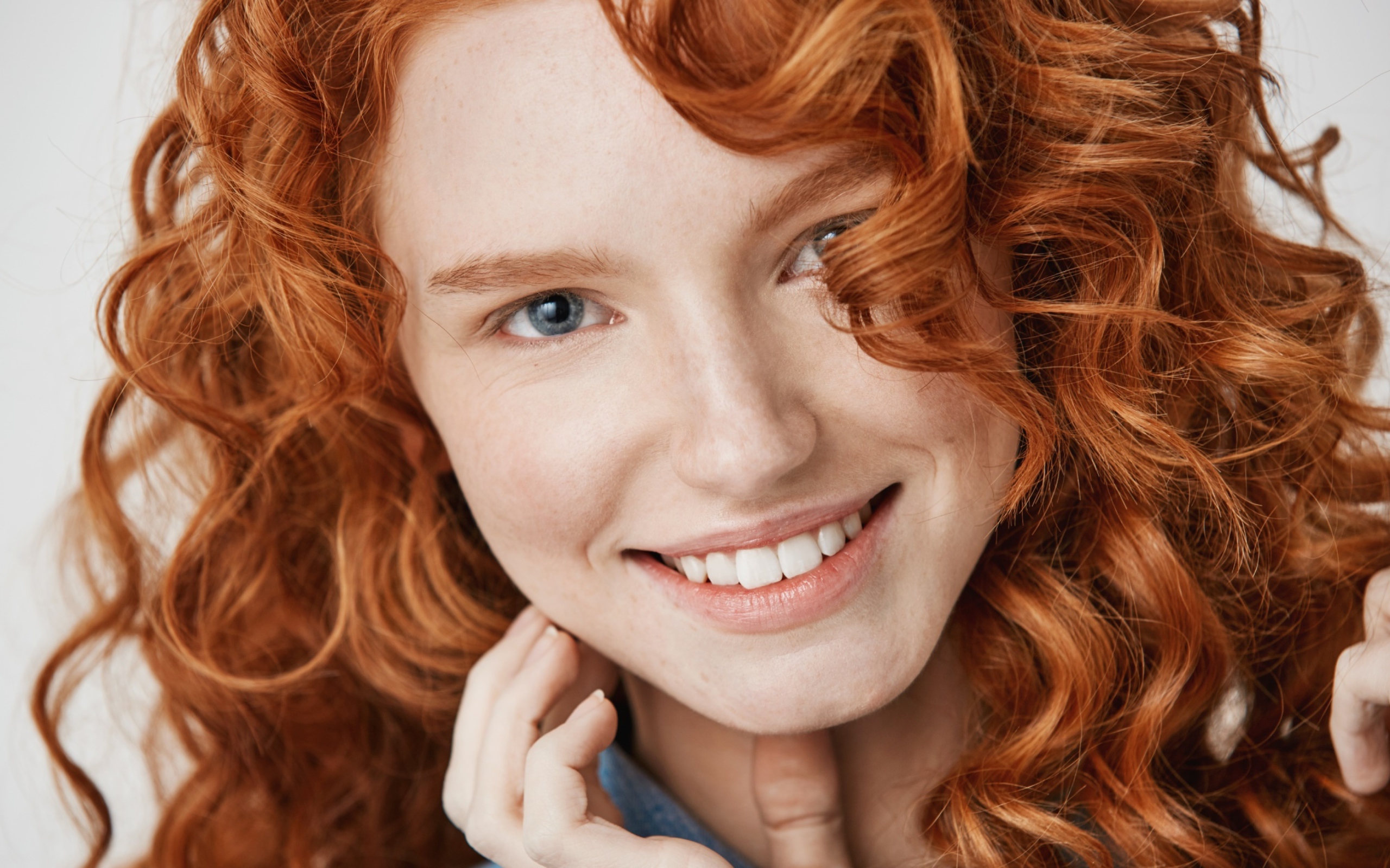 Улыбающаяся рыжеволосая девушка лицо крупным планом