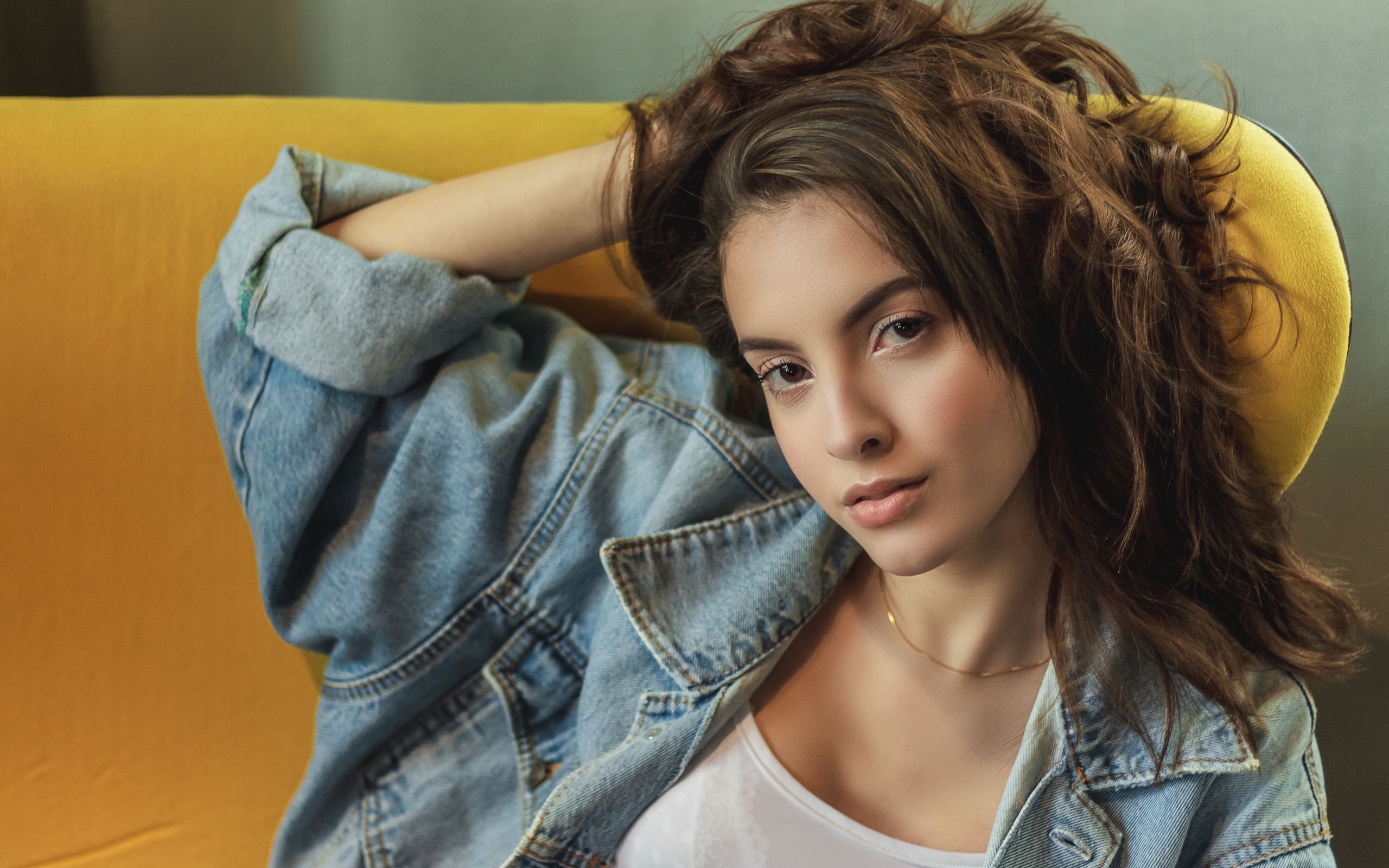 Стильная кареглазая девушка в джинсовой куртке