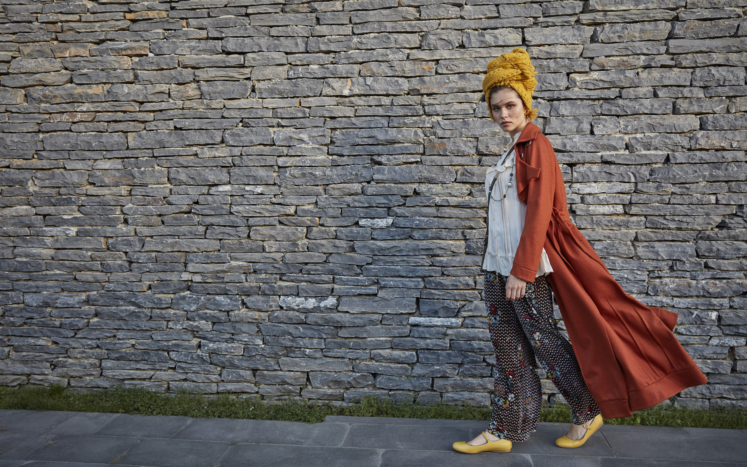 Стильная девушка на фоне стены 