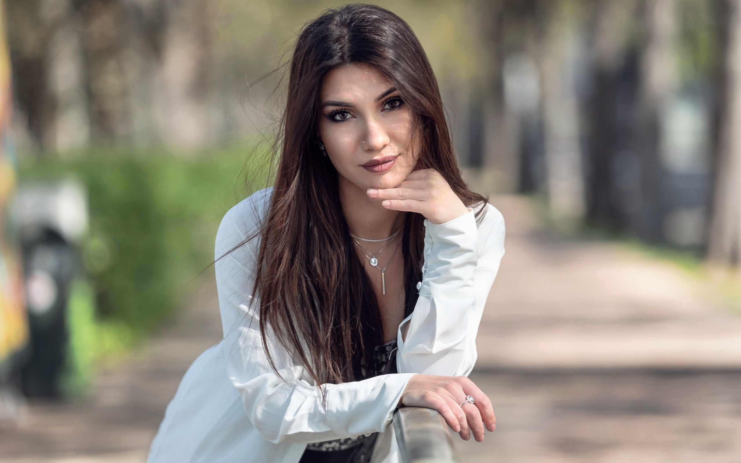 Стильная молодая девушка в белом пиджаке 