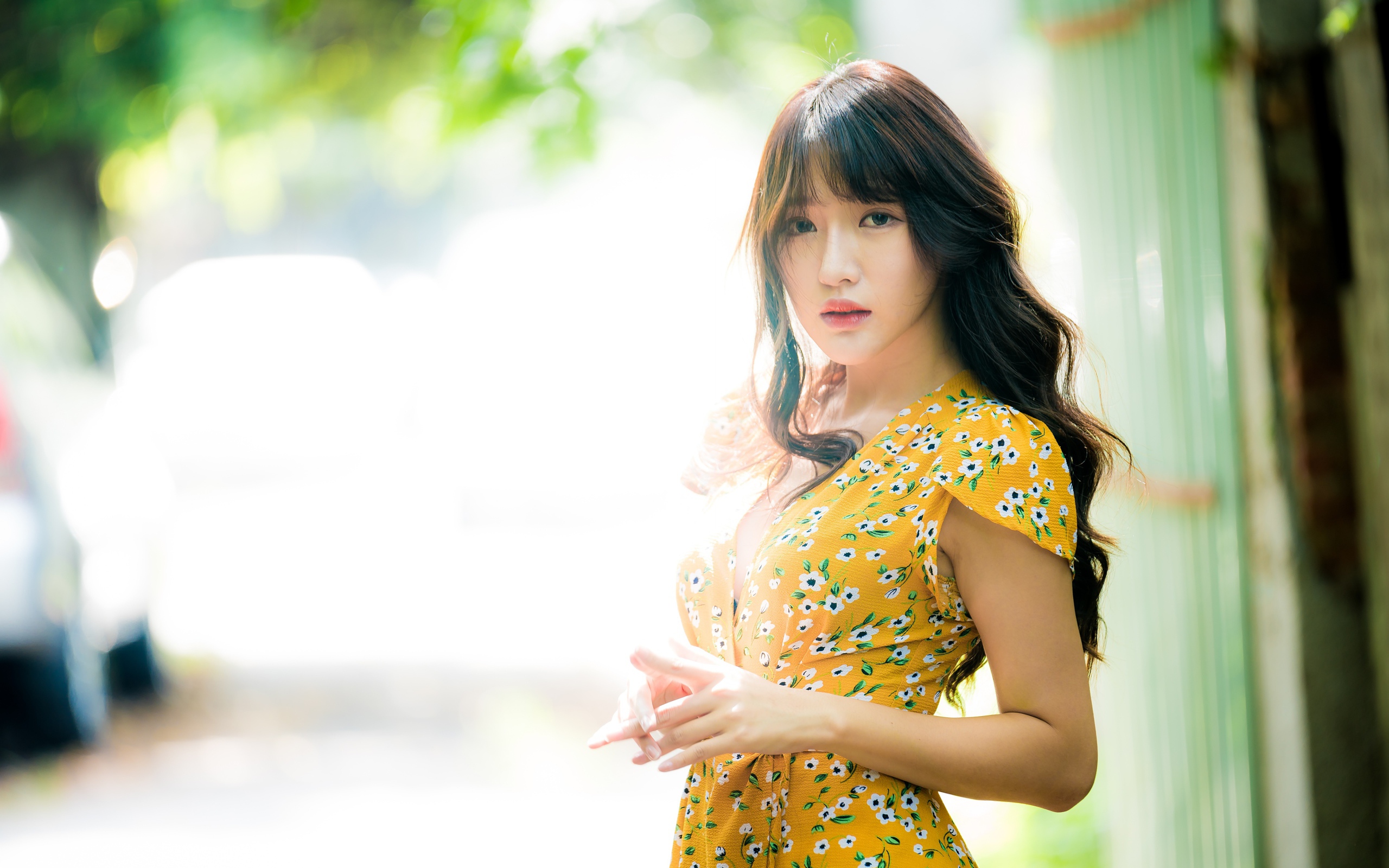 Молодая девушка азиатка в красивом платье 