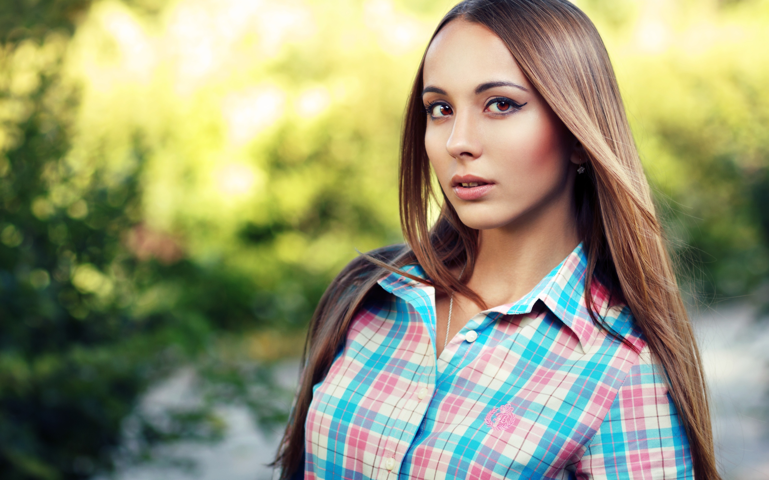 Молодая длинноволосая девушка в рубашке