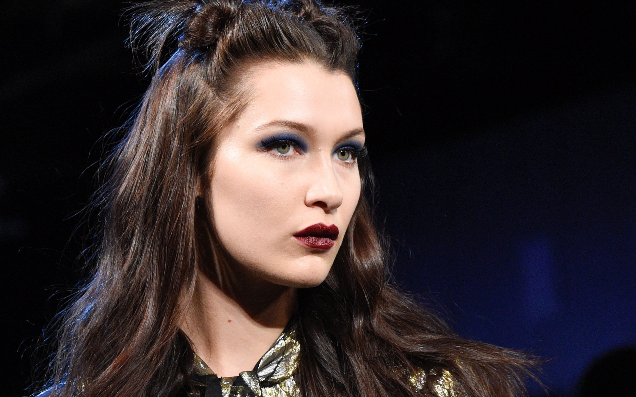 Лицо модели Белла Хадид с ярким макияжем крупным планом