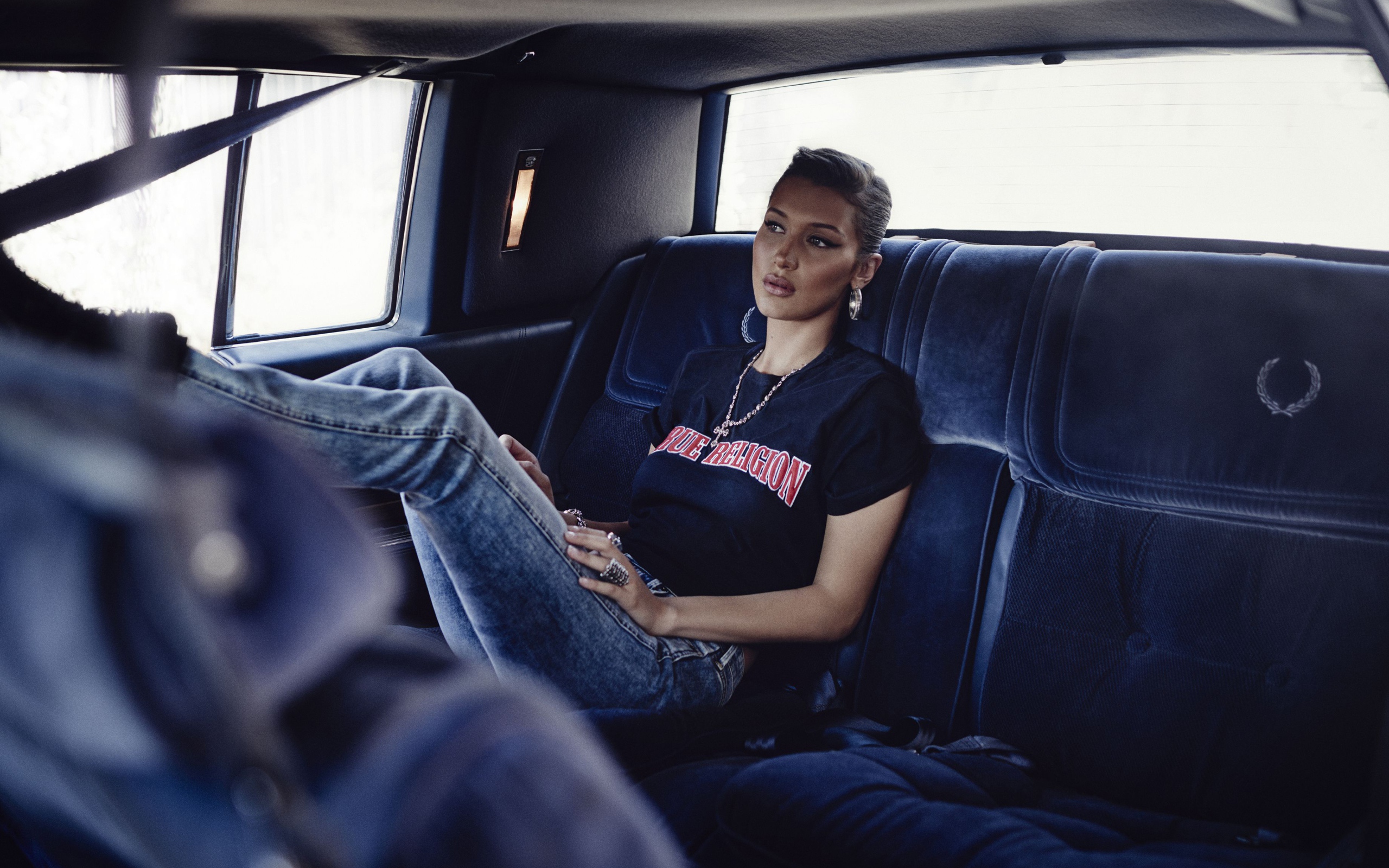 Модель Белла Хадид в джинсах в машине