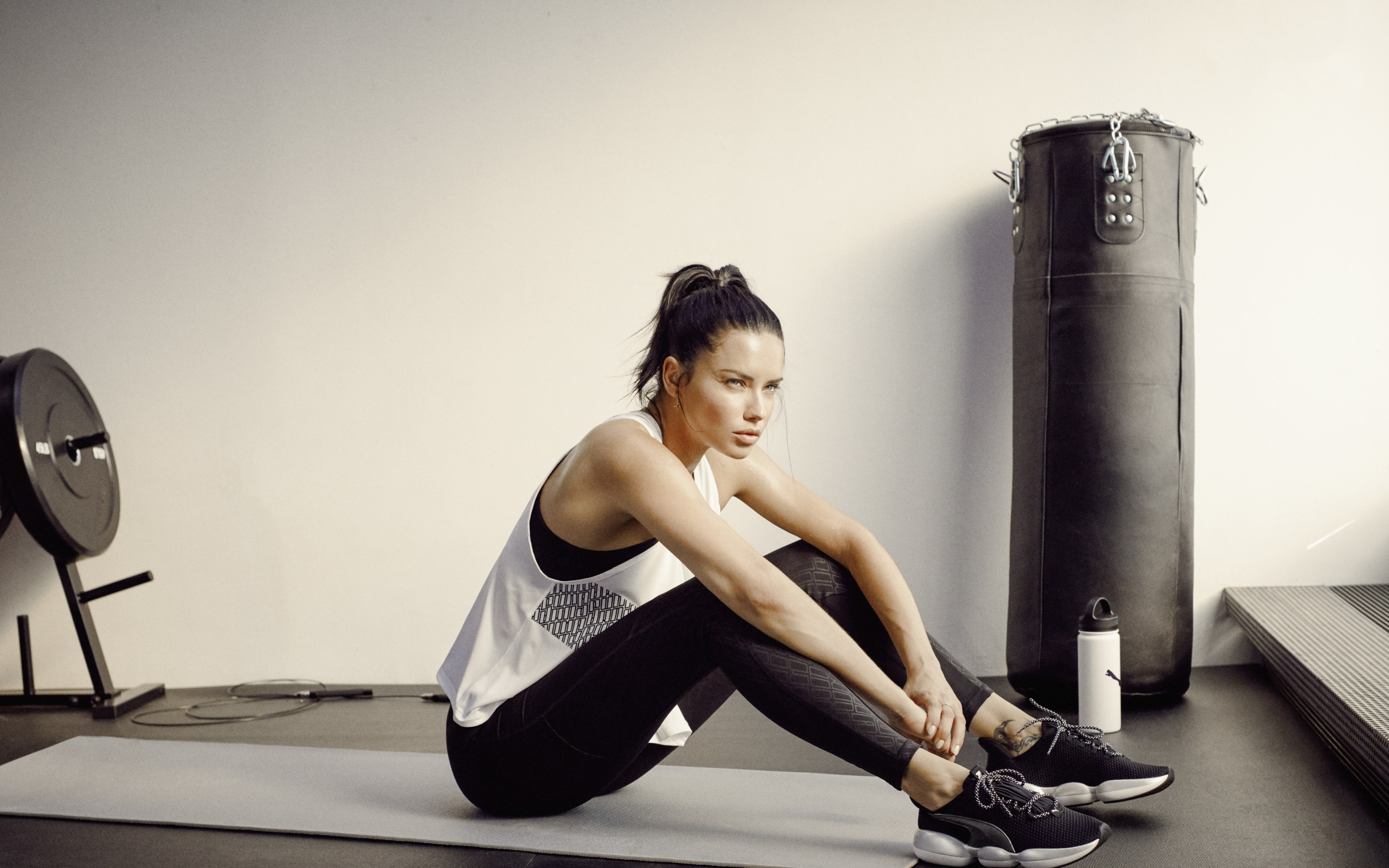 Спортивная девушка модель Адриана Лима в спортзале