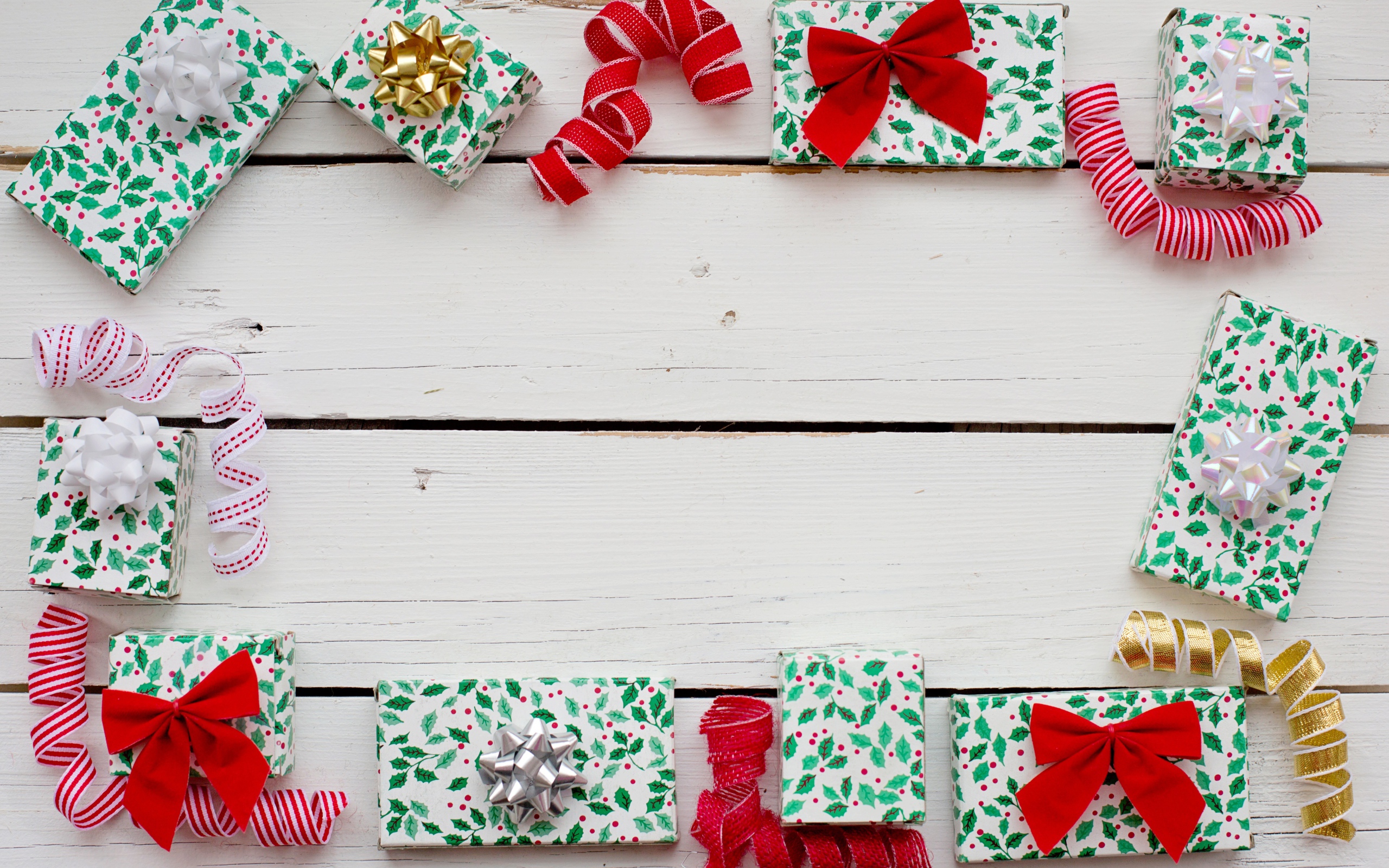 Много разных подарков с бантами на деревянном фоне, шаблон для открытки 