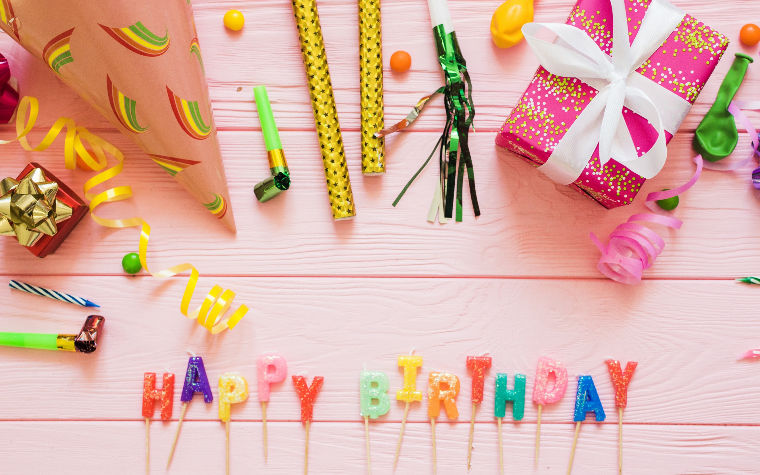 Декор и подарок на день рождения на розовом фоне