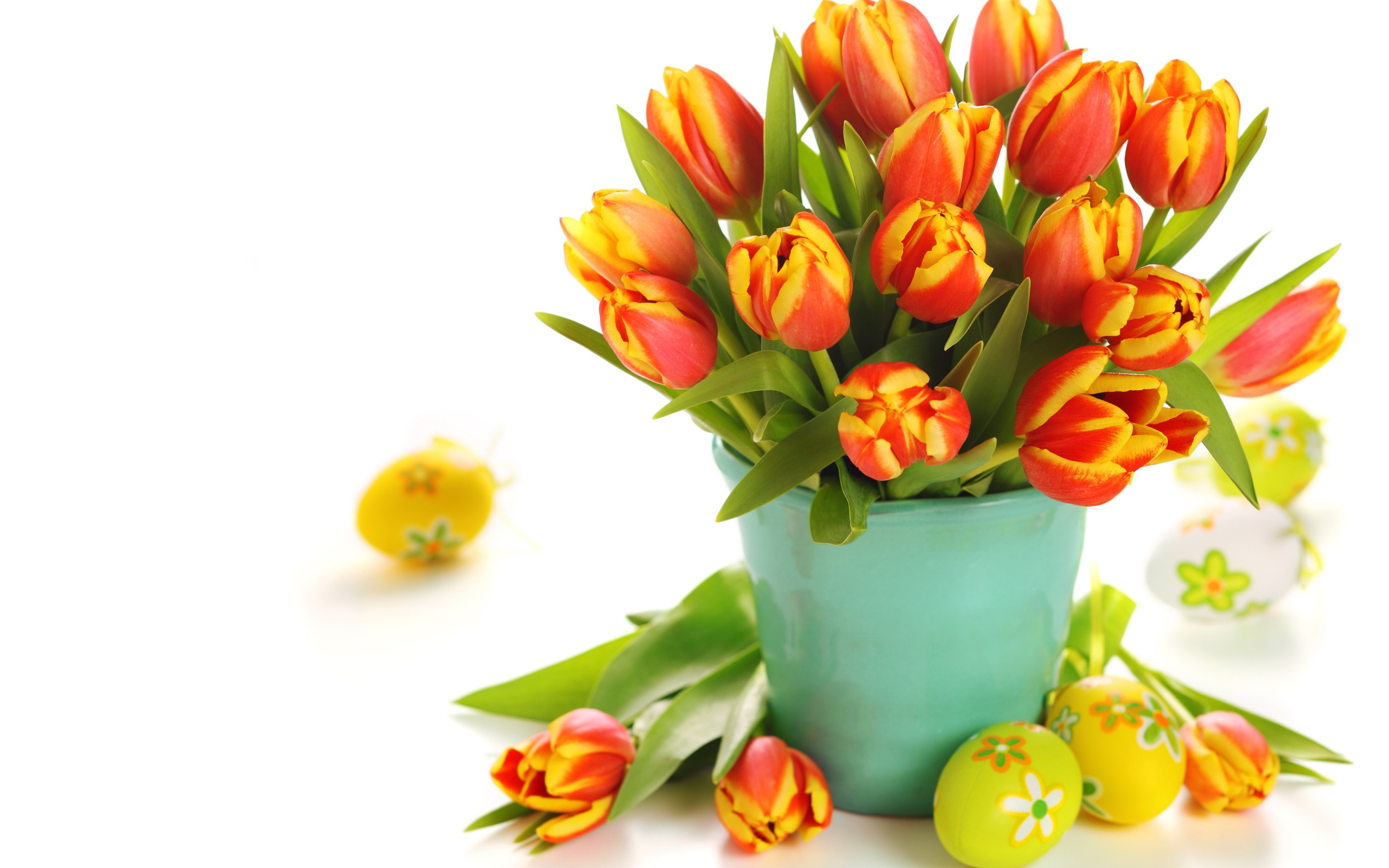 Букет оранжевых тюльпанов с пасхальными яйцами на праздник Пасха 