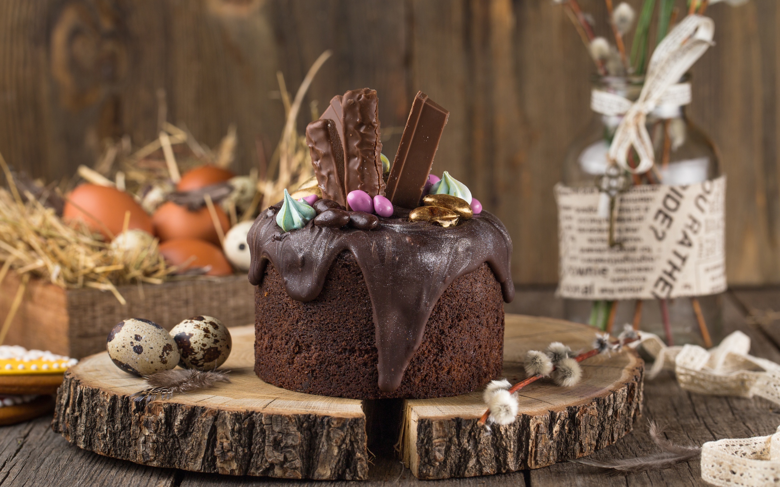 Пасхальный кулич с шоколадной глазурью и сладостями на праздник Пасха