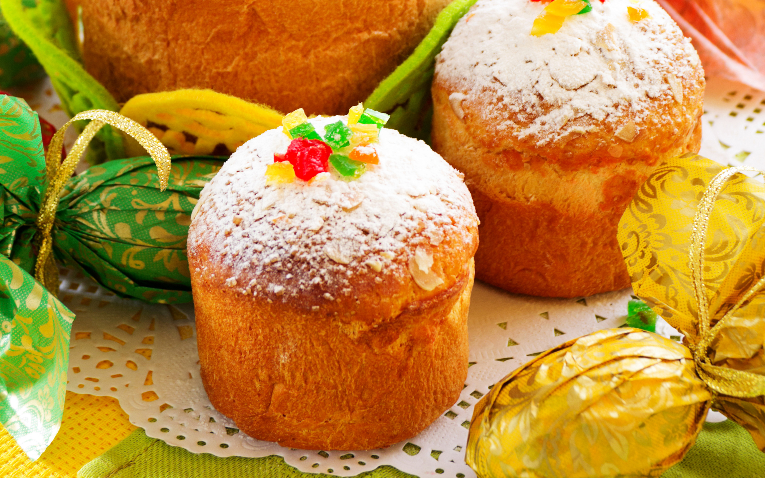 Сладкие пасхальные куличи с сахарной пудрой и цукатами на праздник Пасха 